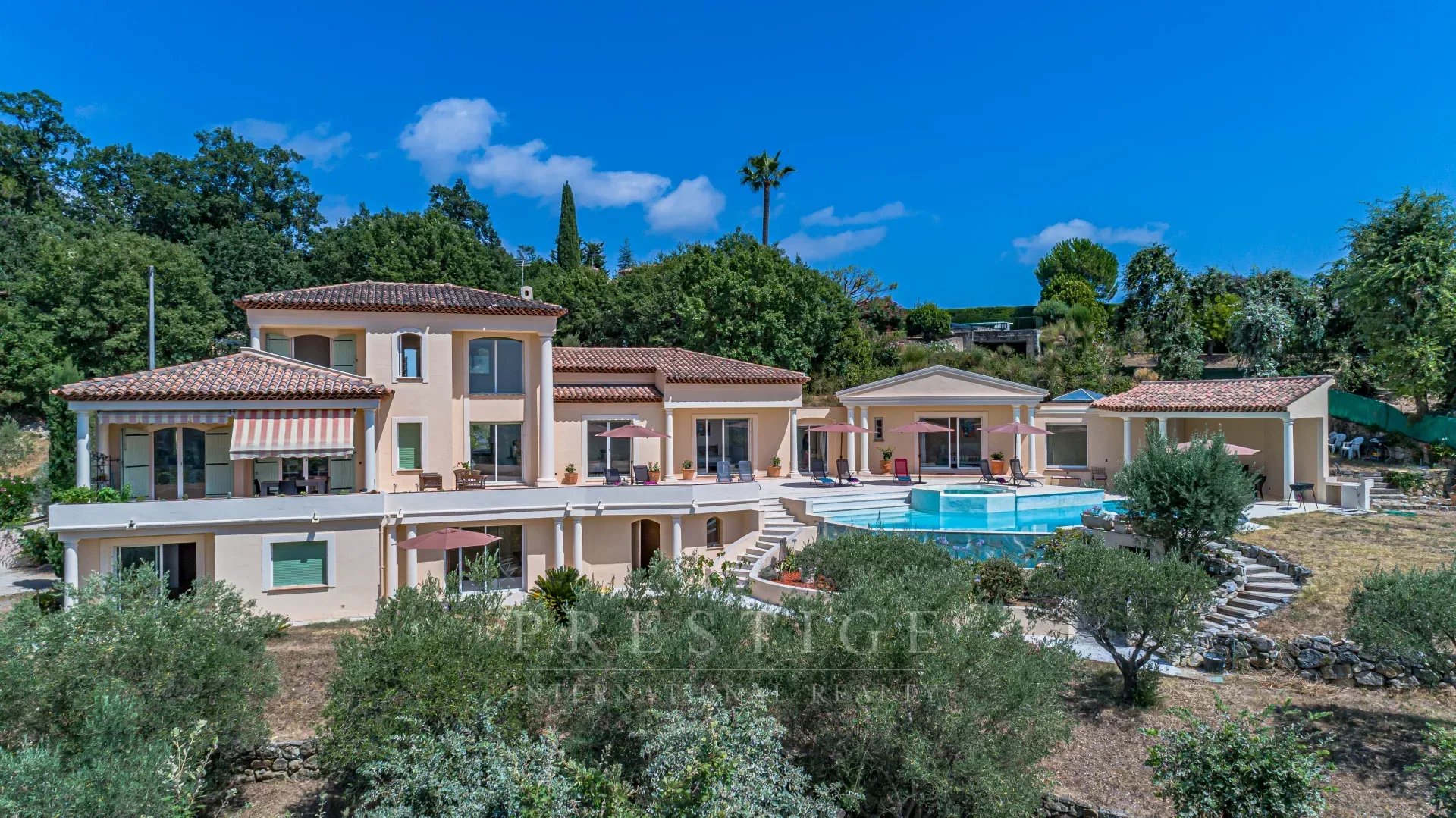 Chateauneuf de grasse, villa florentine, garage, piscine, terrain 4000m²