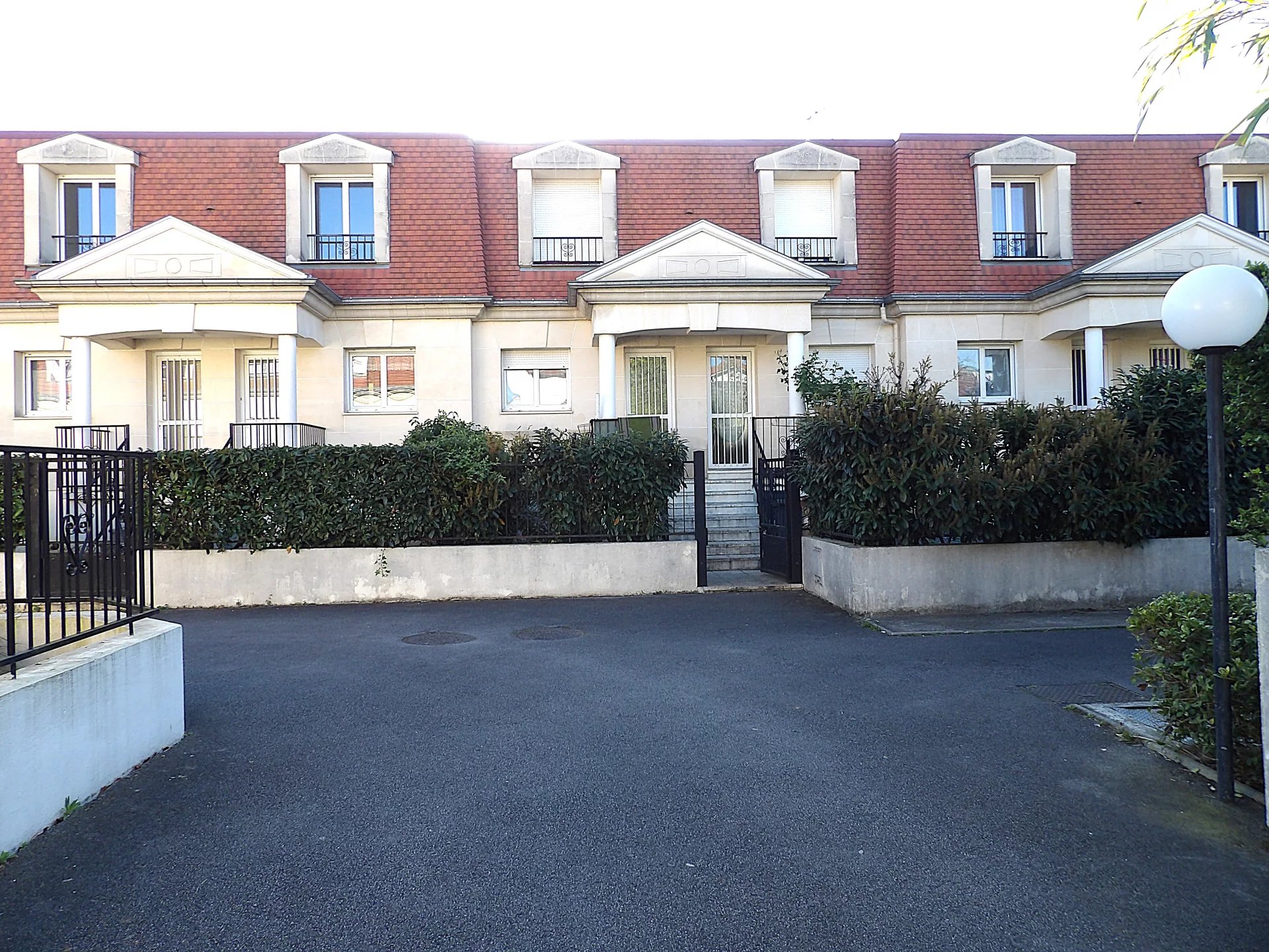 PRODUIT D'INVESTISSEMENT : IMMEUBLE DE STANDING DE 6 HABITATIONS AVEC JARDINS  ET DOUBLE PARKING A 500 METRES DE LA GARE ! > 78 K