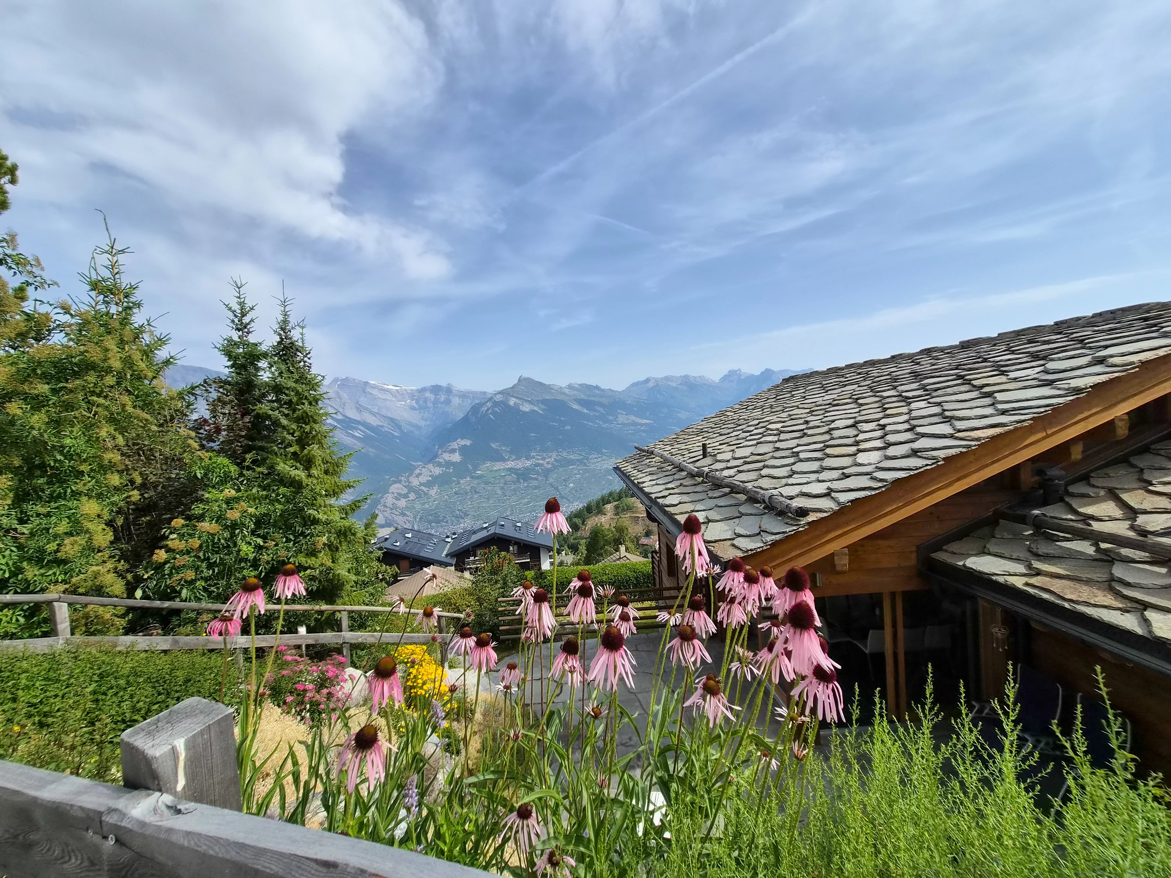 Chalet d'exception au bord du bisse et proche des pistes de skis, à Nendaz !