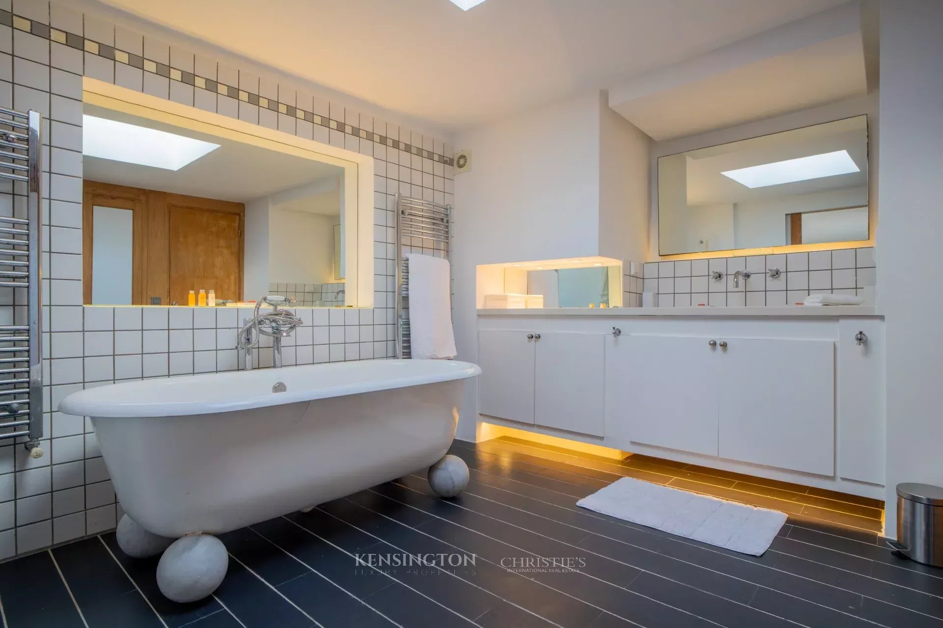 6 Bedroom Villa/Townhouse's Image 31