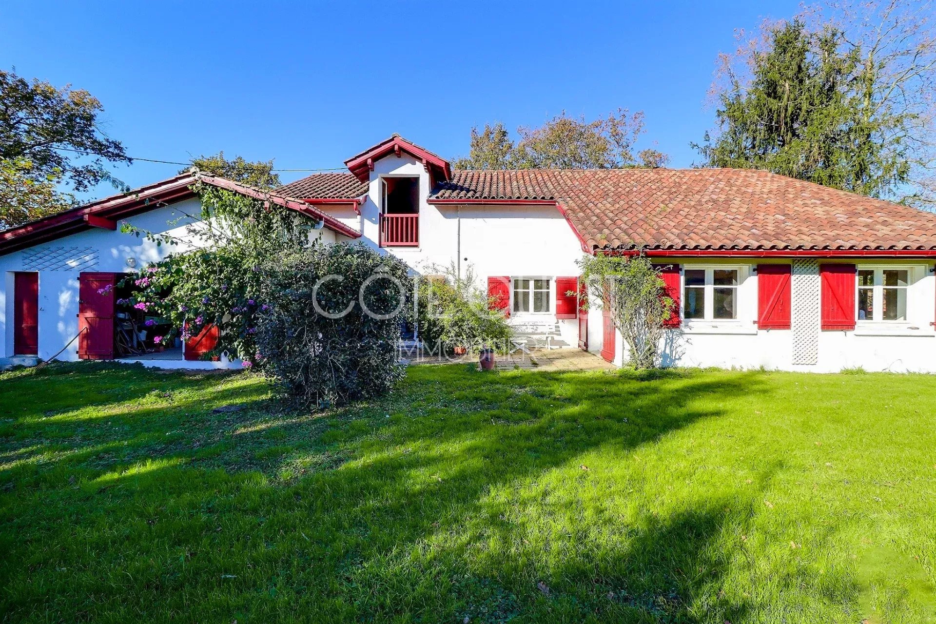 À VENDRE HASPARREN - A 5 MINUTES DE CAMBO -  MAISON AUTHENTIQUE AVEC VUE SUR LES COLS DU PAYS BASQUE