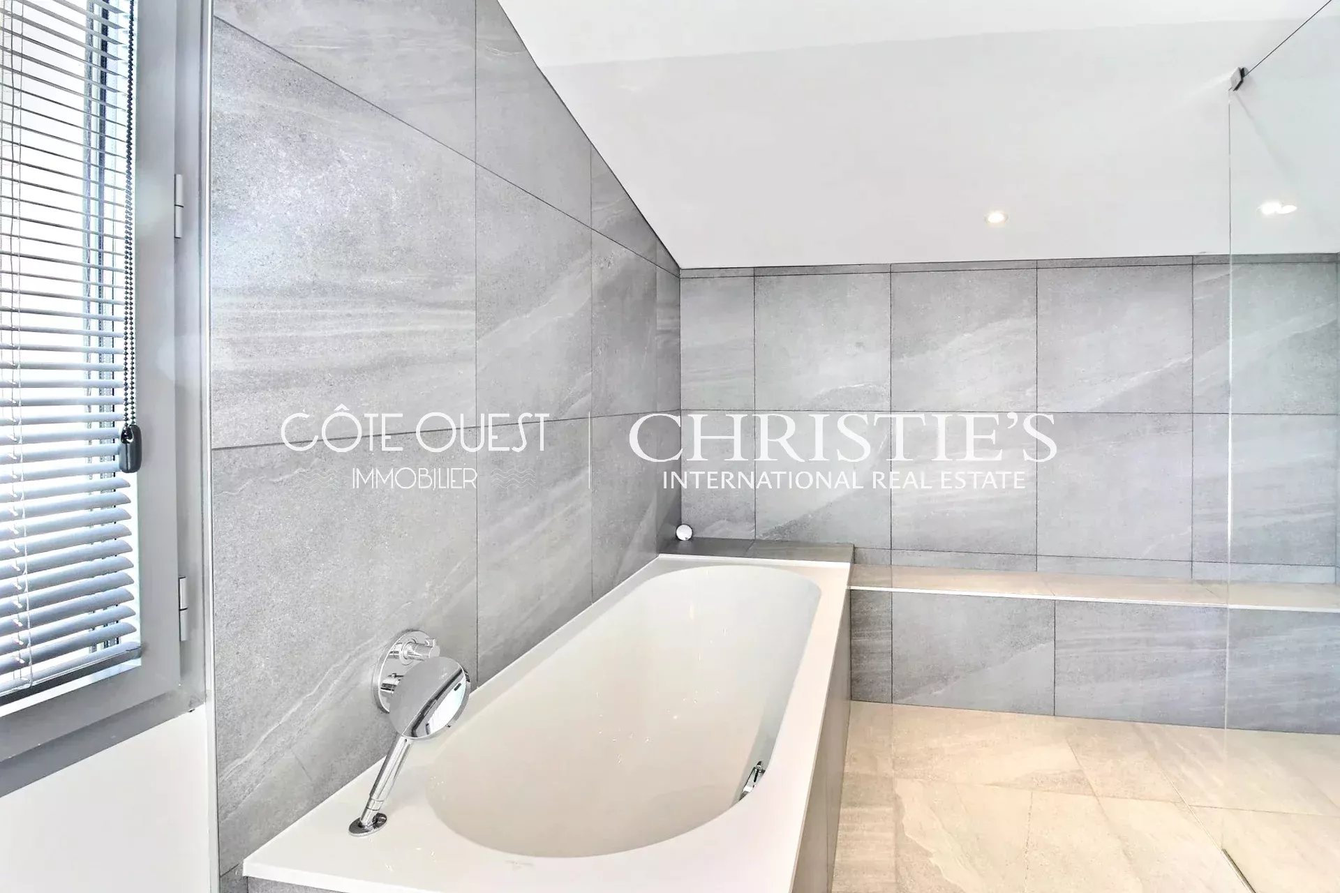 4 Bedroom Villa/Townhouse's Image 12