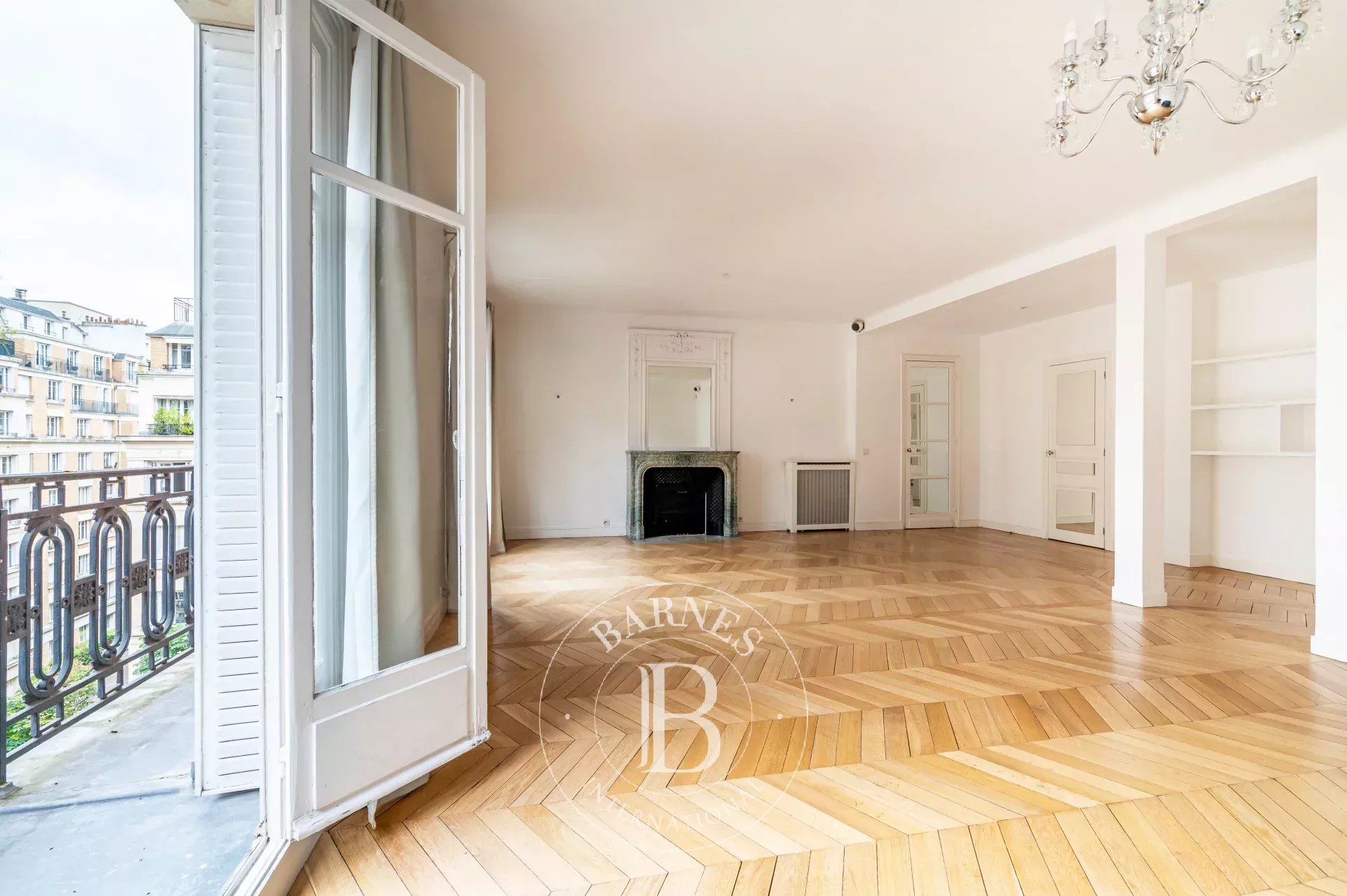 Neuilly - Sainte Foy-Mairie - 3-bed apartment - Balconies - Period features