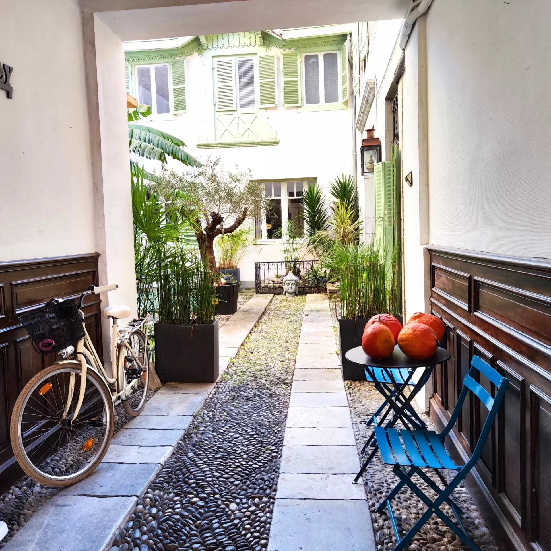 19th century townhouse with garden and courtyard