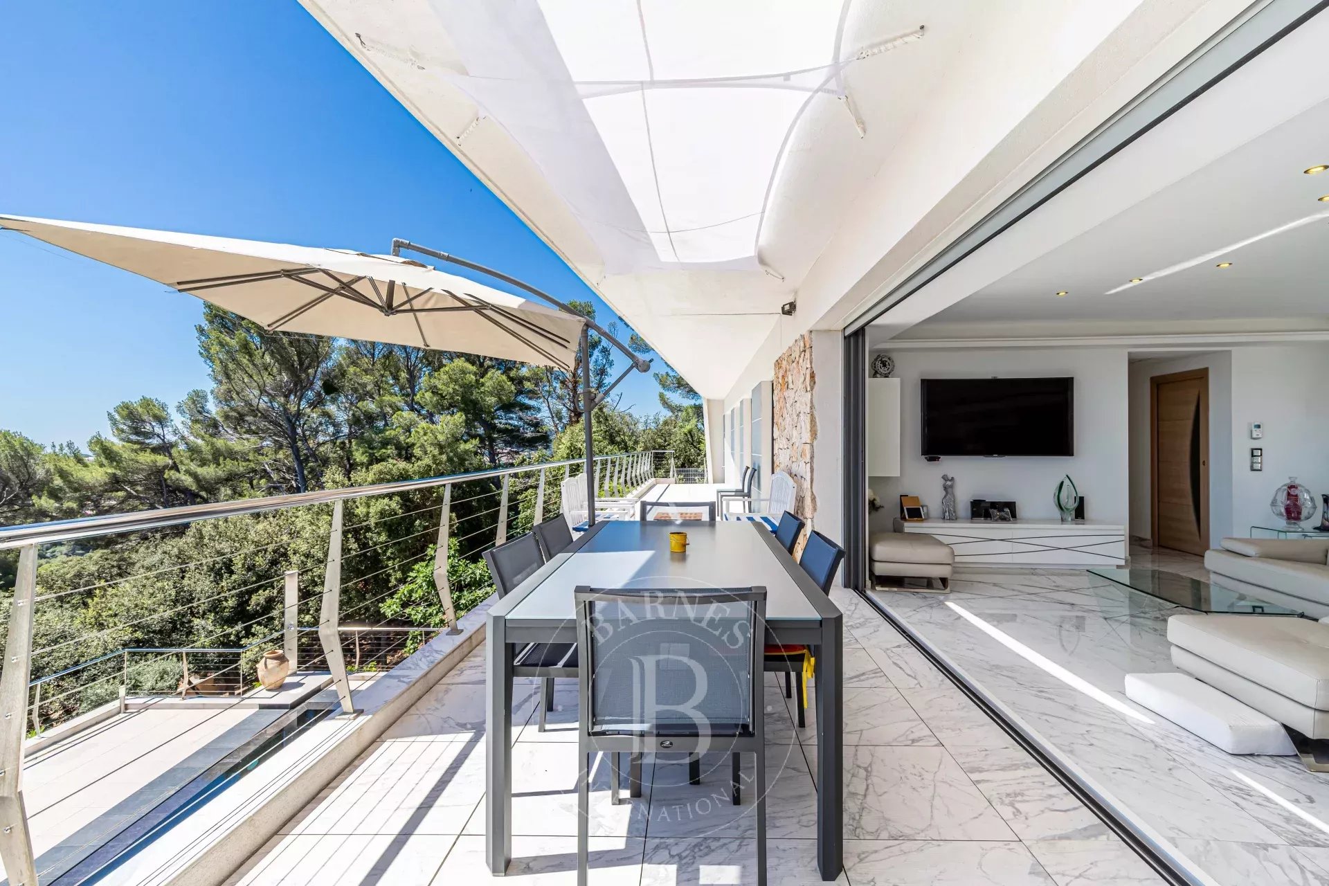GOLFE JUAN - CALIFORNIAN VILLA - PANORAMIC SEA VIEW - picture 9