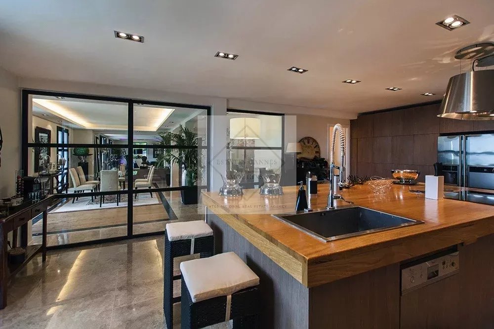 À Louer – Villa Contemporaine d’Exception à Super Cannes – 430 m² avec Vue Mer Panoramique — photo 3
