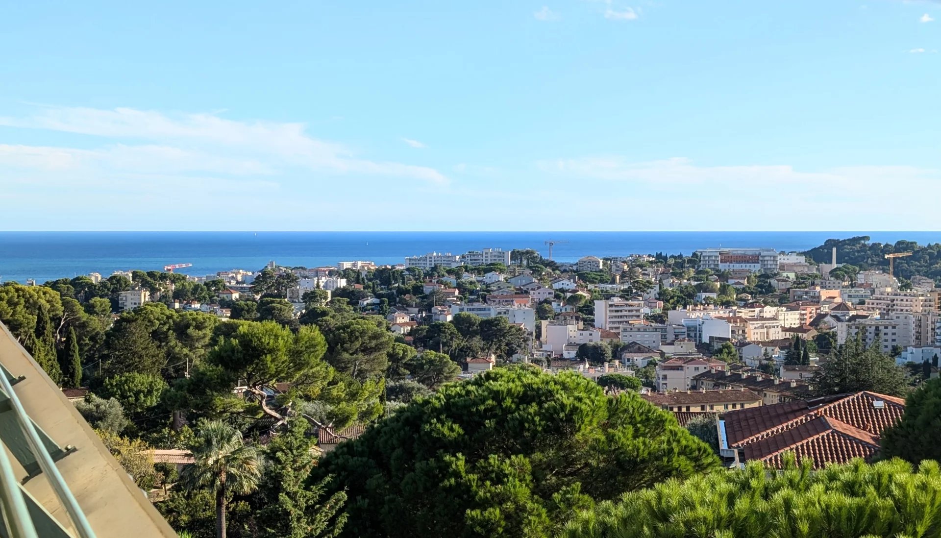 LE CANNET - Mont Joli  APPARTEMENT 3P de 83 m², entièrement rénové, vue mer et collines.