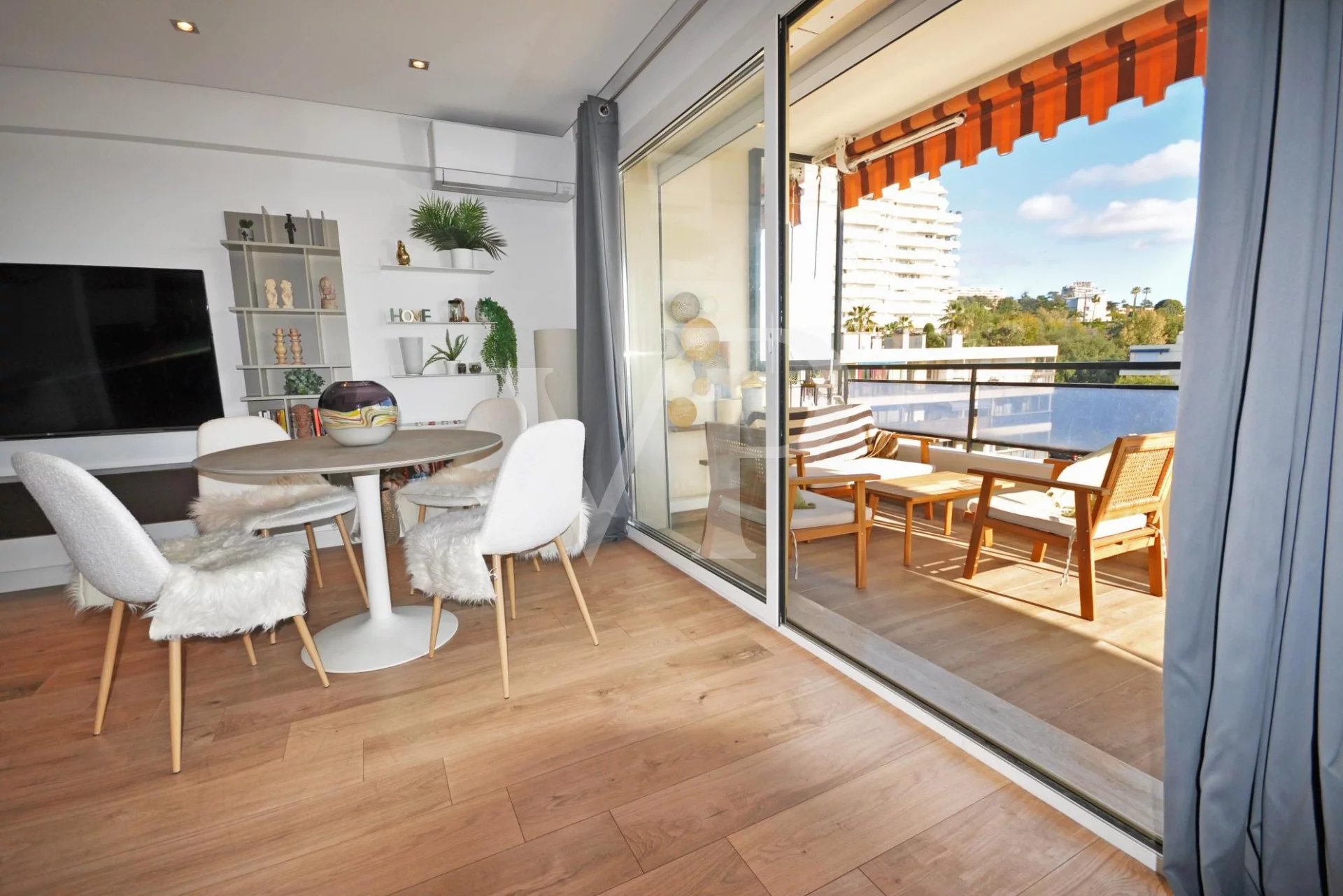 SEA VIEW APARTMENT BETWEEN TOWN AND POINTE CROISETT