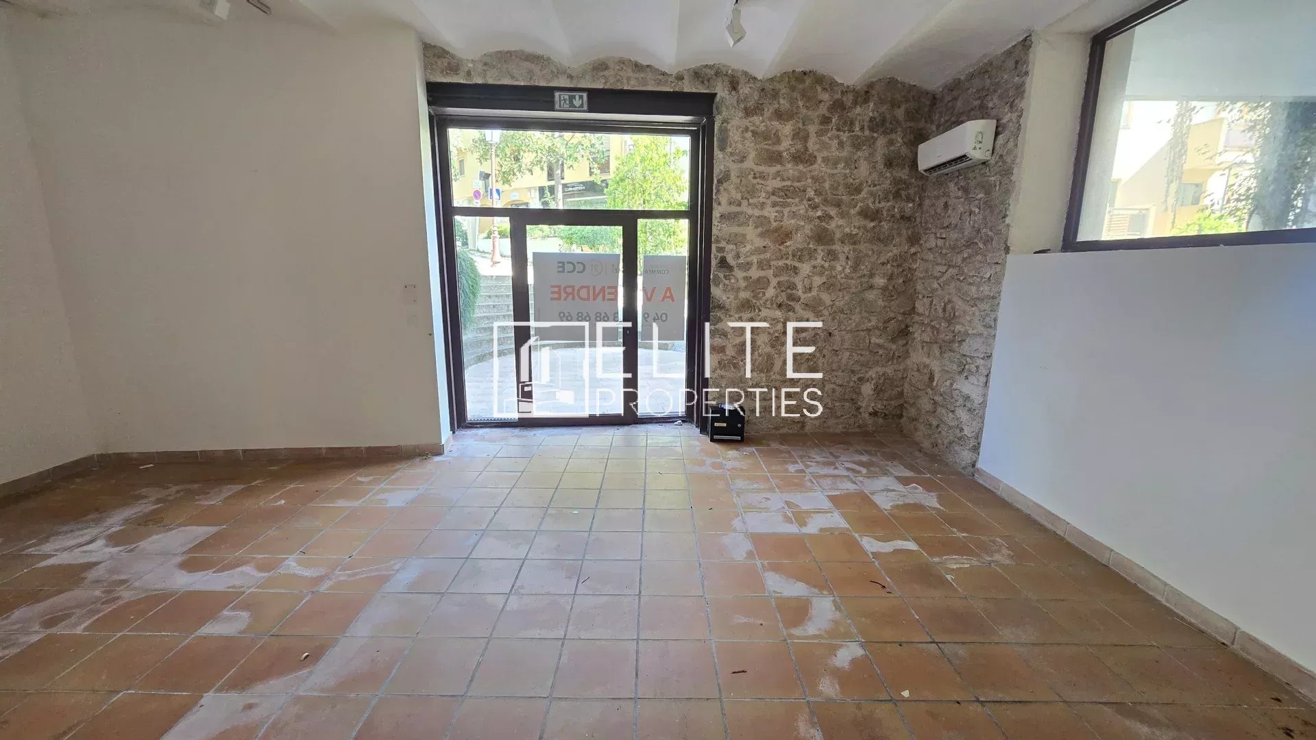 LOCAL COMMERCIAL 103 m² – TERRASSE PRIVATIVE – MOUGINS - Photo 2