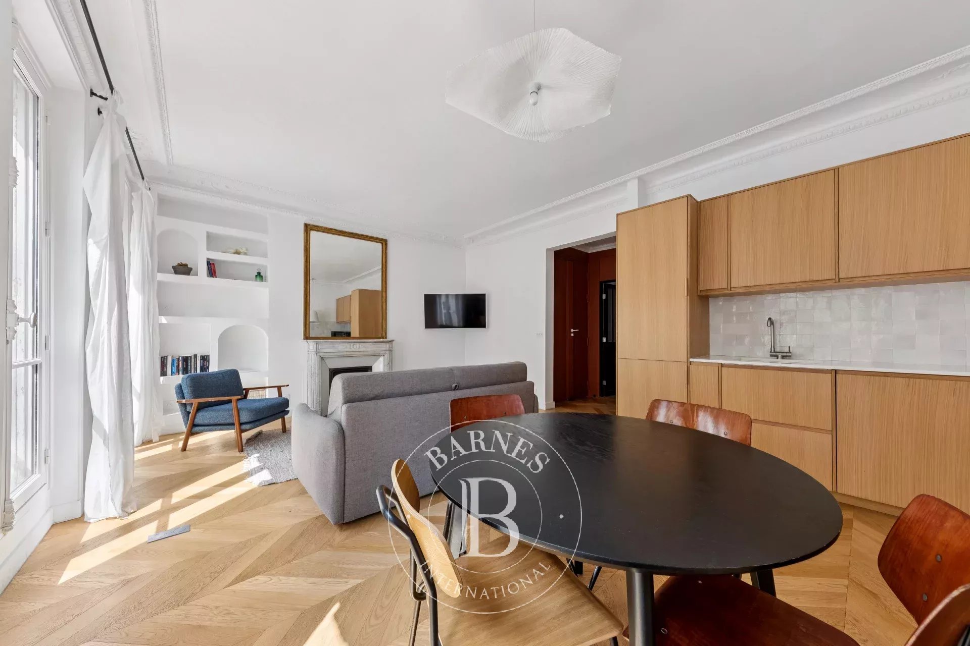 Paris 6 - Marché Saint-Germain - Fully renovated three-room apartment - Parquet, moldings, fireplace - View Saint-Sulpice - Haussmann building - picture 5