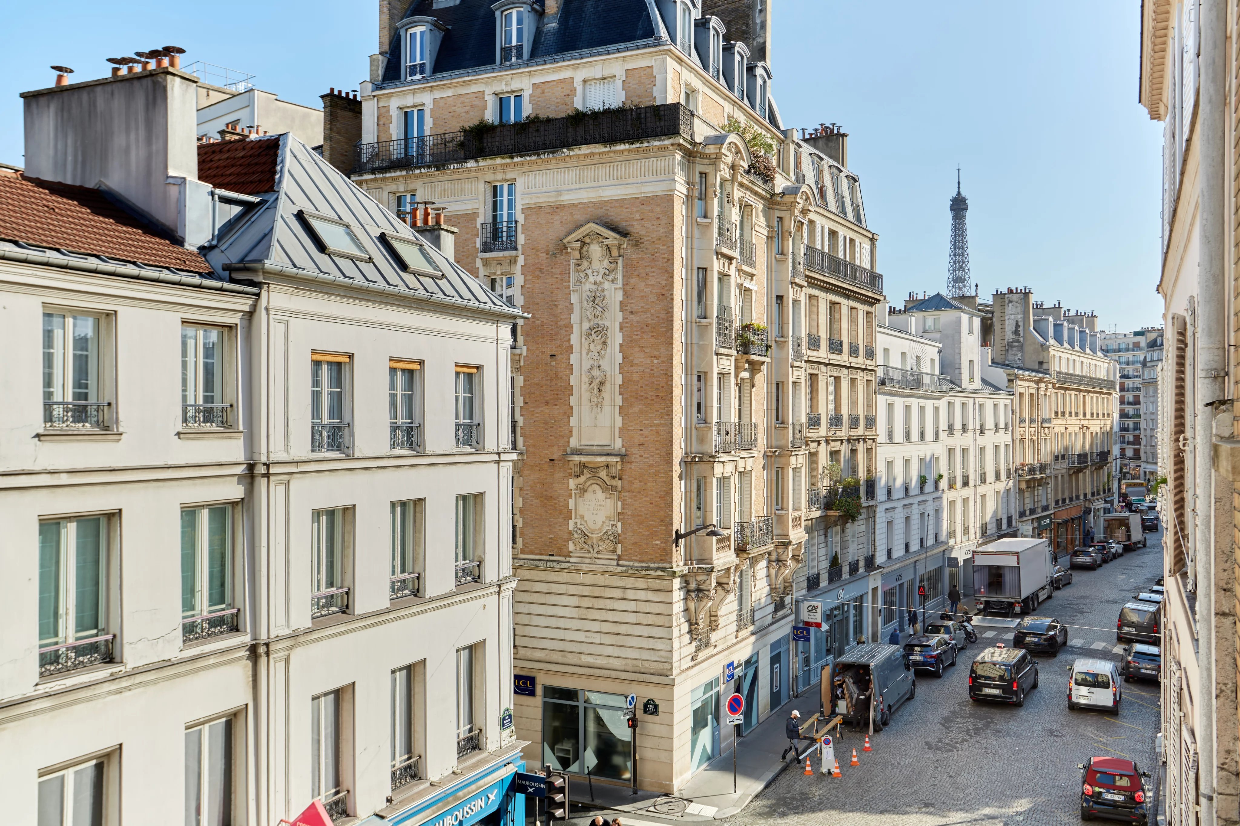 Vue Tour Eiffel et rue de Passy