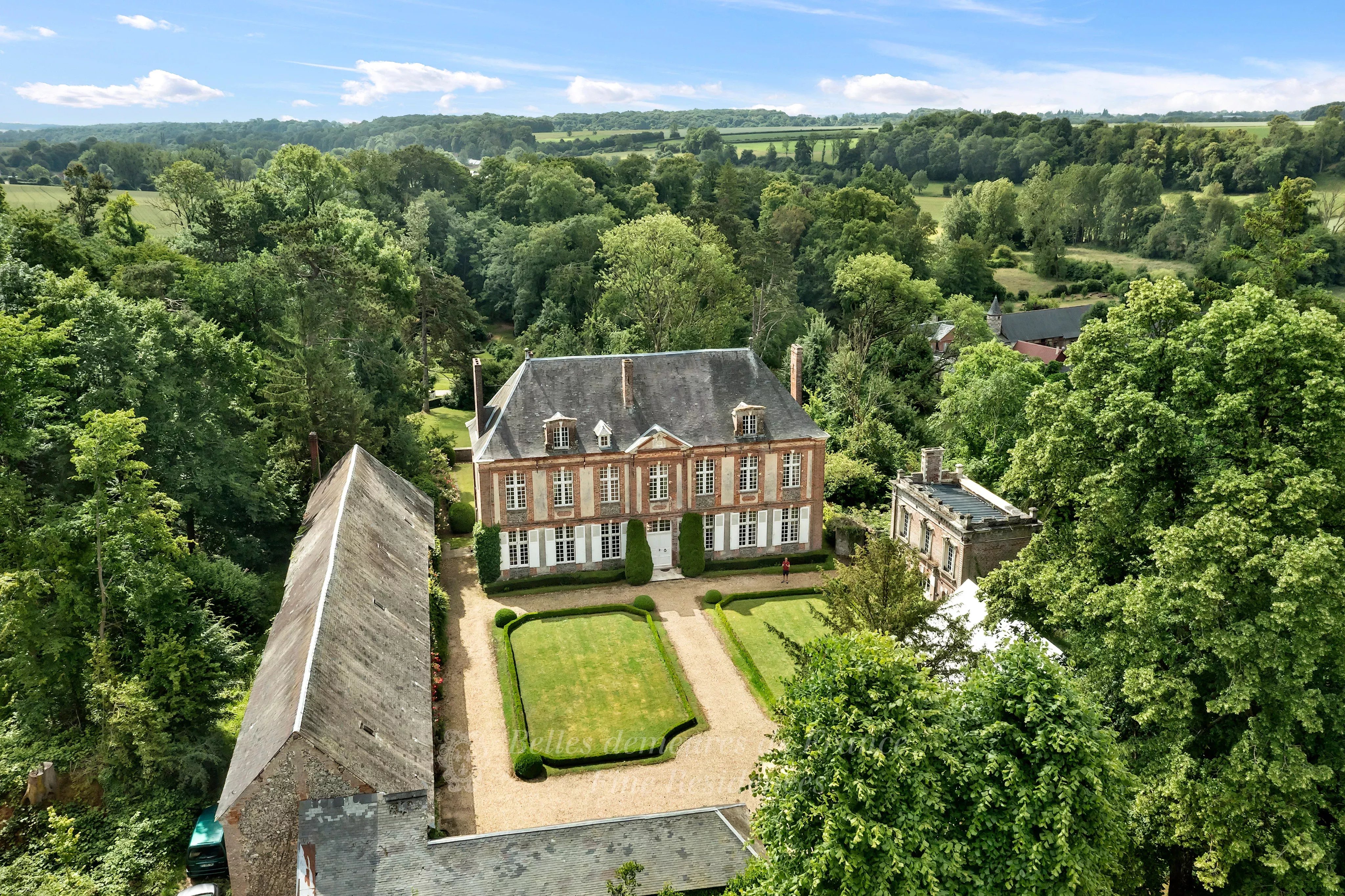 Ancien Hôtel Abbatial du XVIIe partiellement inscrit MH et ses dépendances, l’ensemble au cœur d’un parc arboré de 11 ha, à 1h20 de Paris.