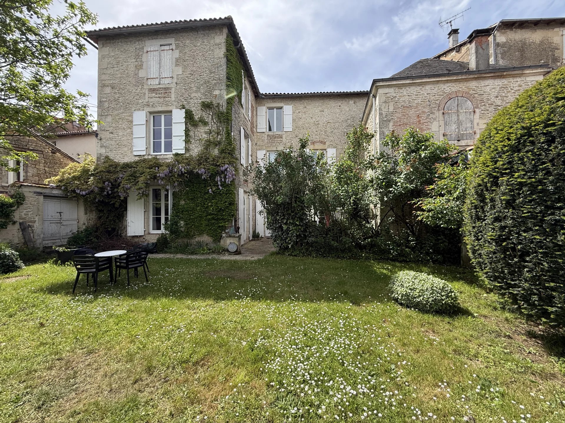 9 Bedroom detached townhouse with swimming pool