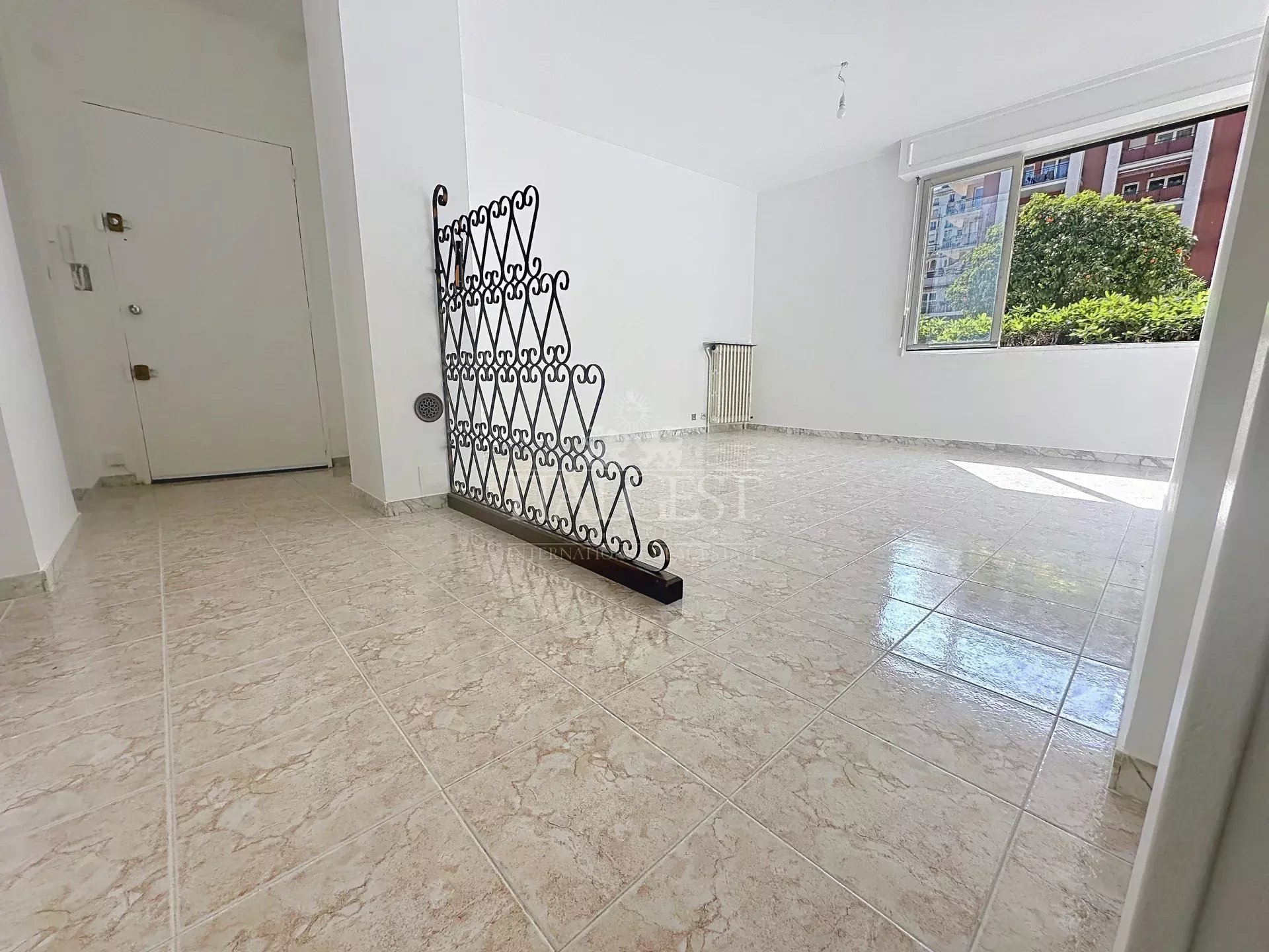 Menton – Bright dual‑aspect apartment with great potential