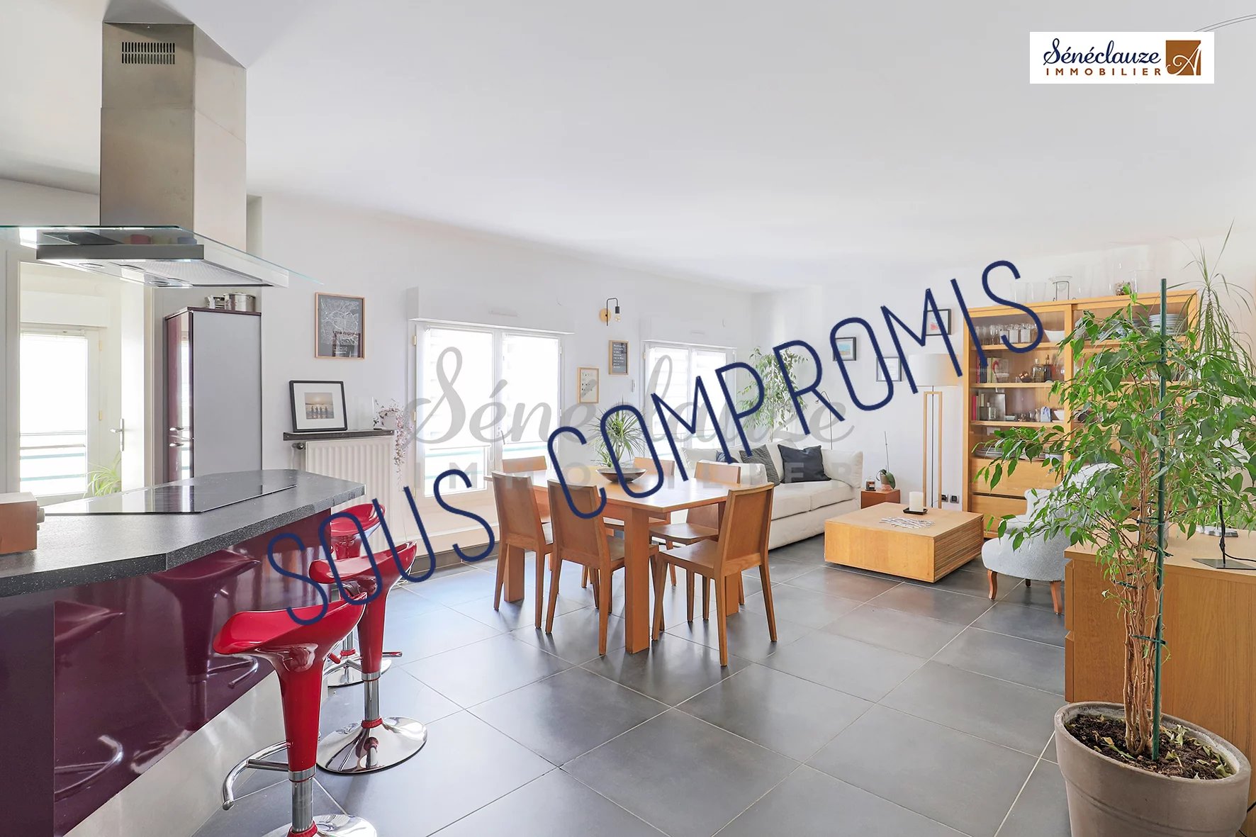 APPARTEMENT environ 110 m² - ASCENSEUR- PARKING - CAVE