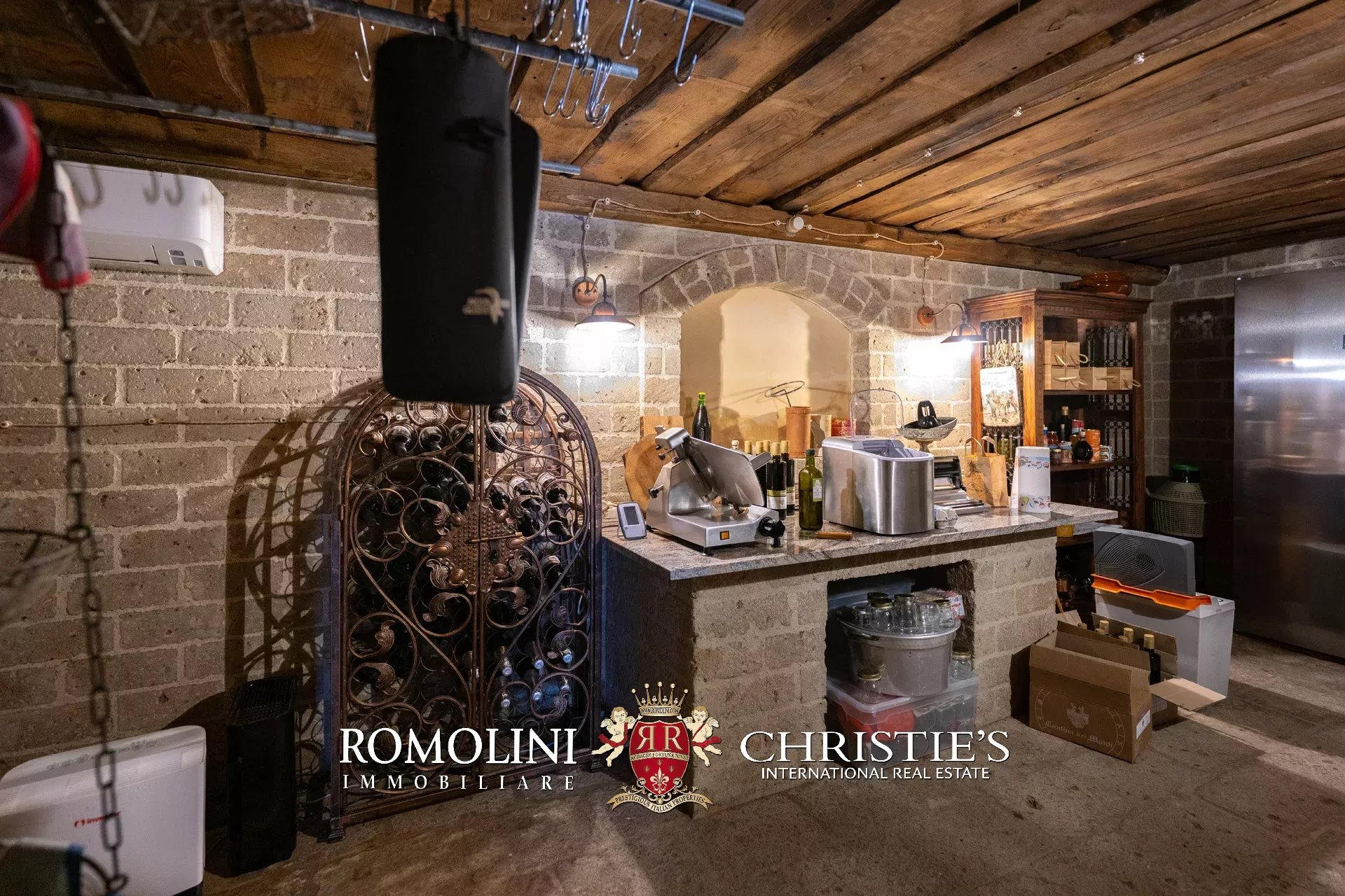 13 Bedroom Vineyard's Image 52