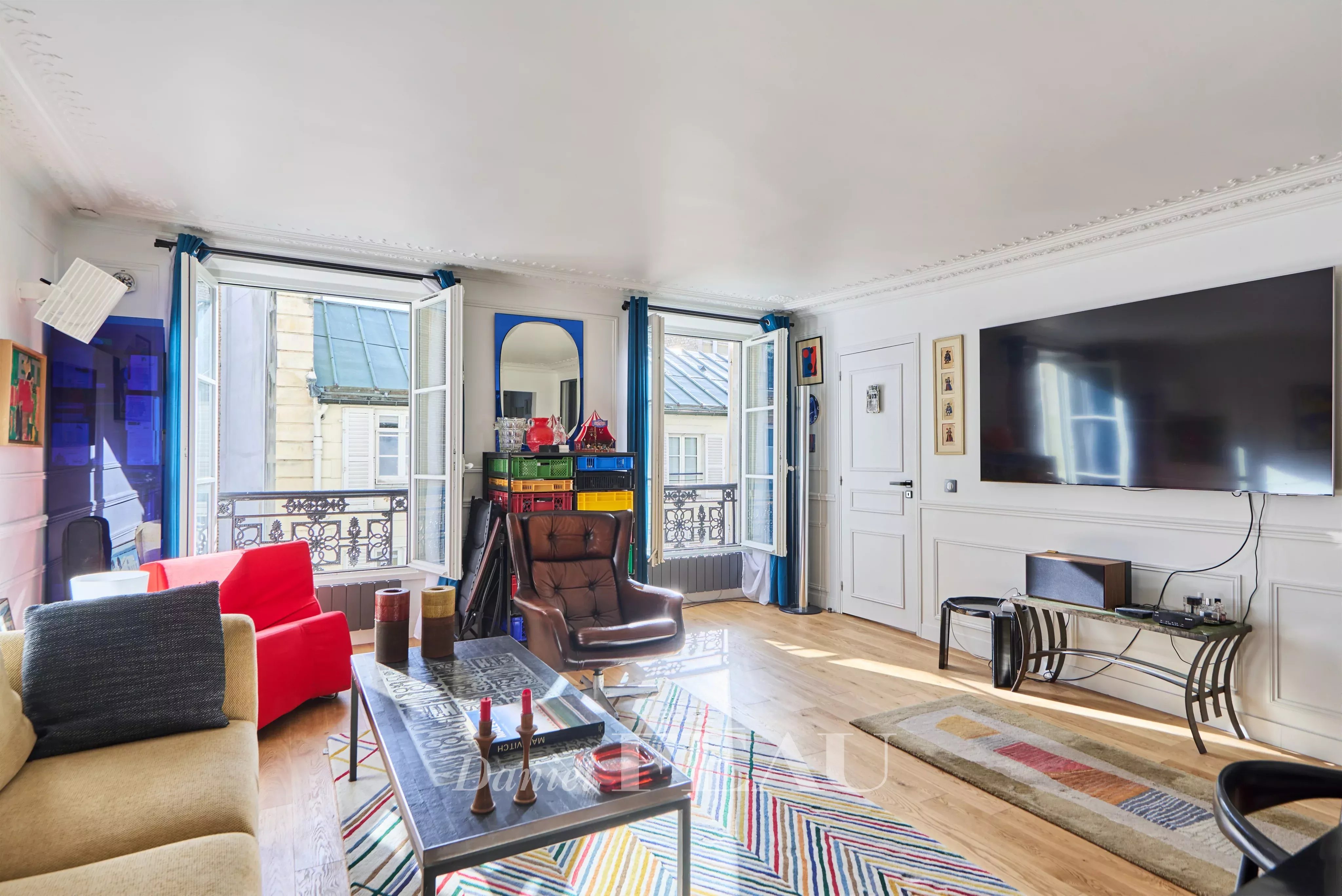 Paris 7th District –  A sunny 2/3 bed apartment