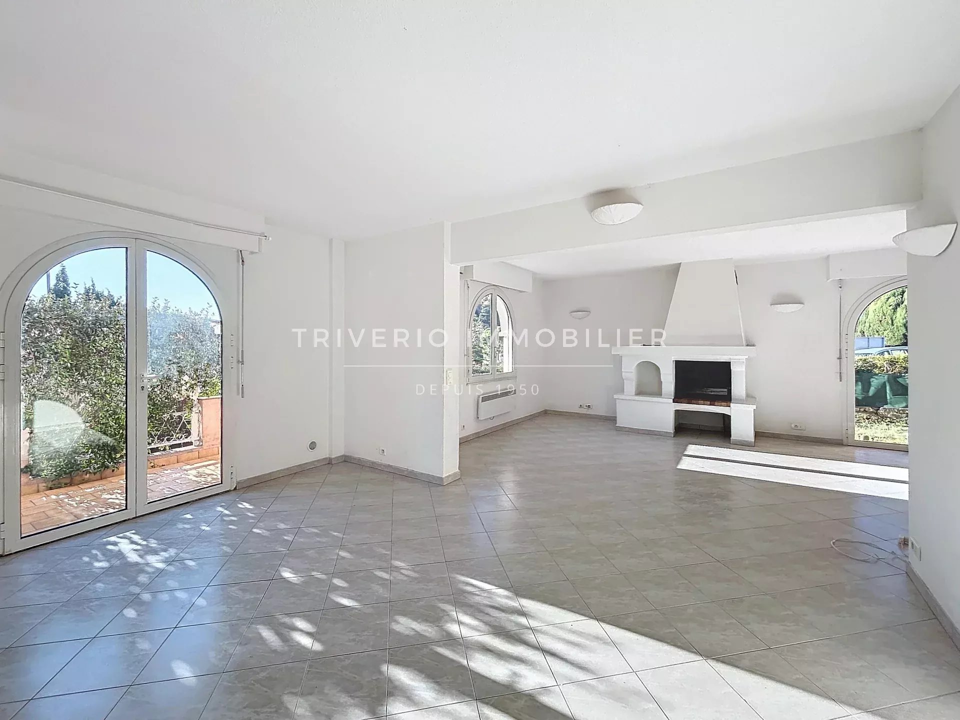 06250 MOUGINS VILLA