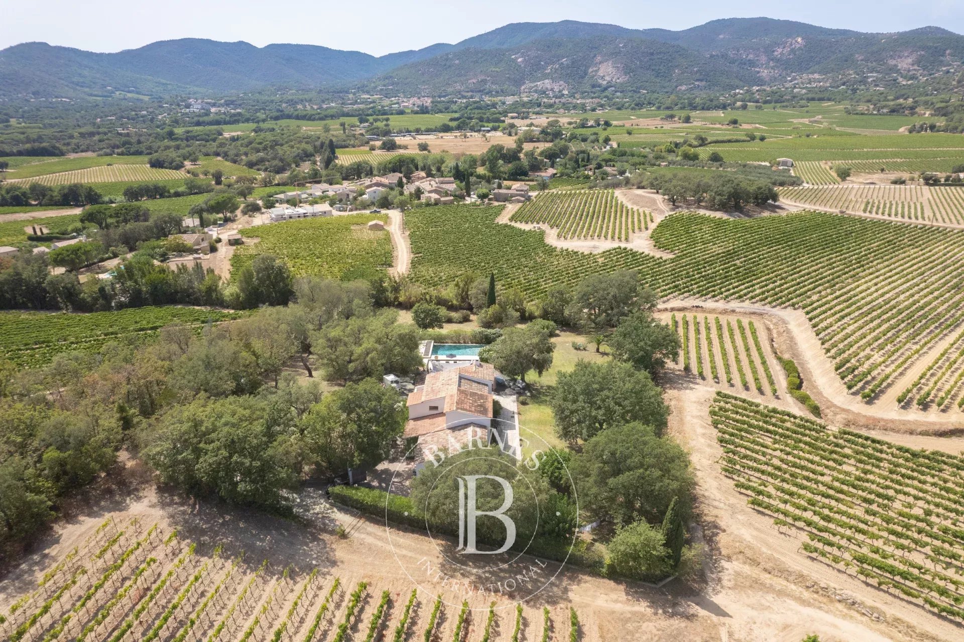 LE PLAN-DE-LA-TOUR - VILLA IN THE HEART OF THE VINEYARDS - 5 BEDROOMS - SWIMMING POOL