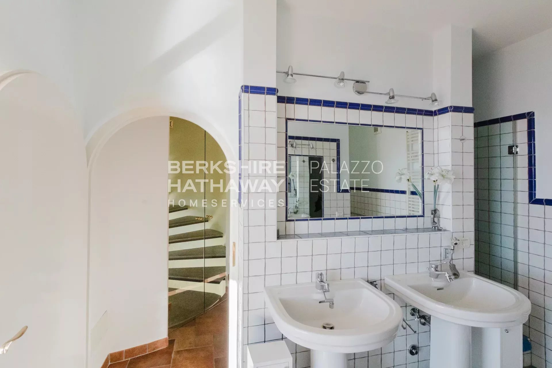 Villa moderna di lusso con vista panoramica sul Lago Maggiore e sulle Alpi