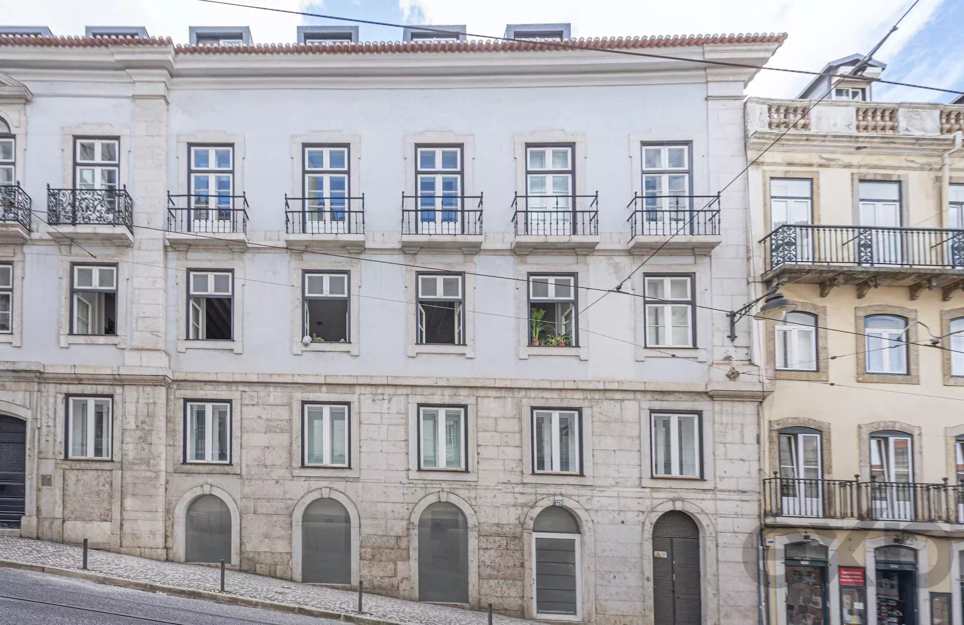 Prestigious shop adjacent to Chiado 87016877 image 1