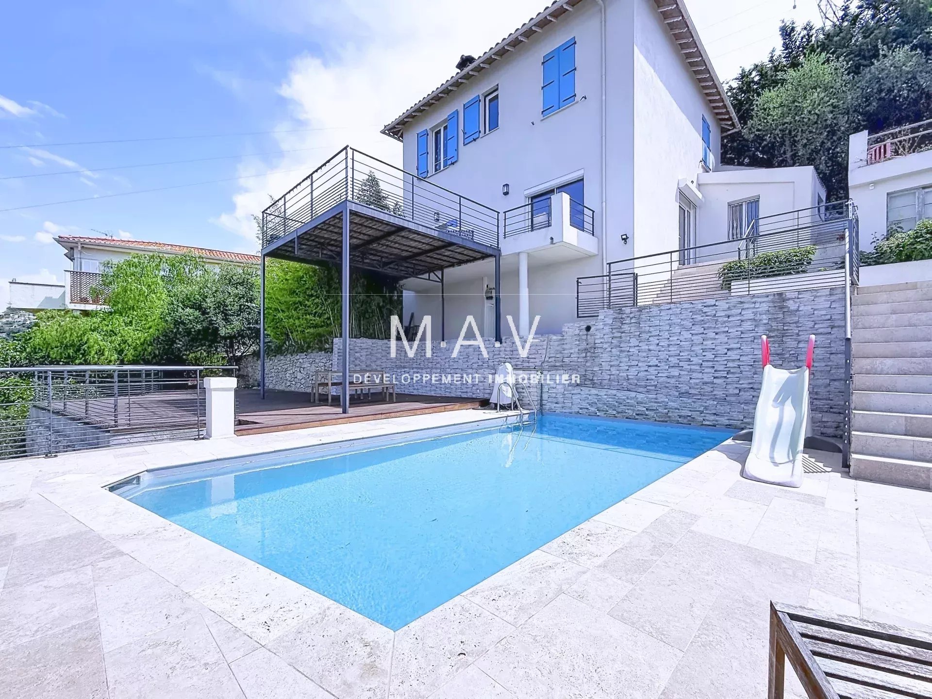 ASPREMONT - MAISON 5 PIÈCES RÉNOVÉE PISCINE VUE PANORAMIQUE COLLINES ET APERÇU MER