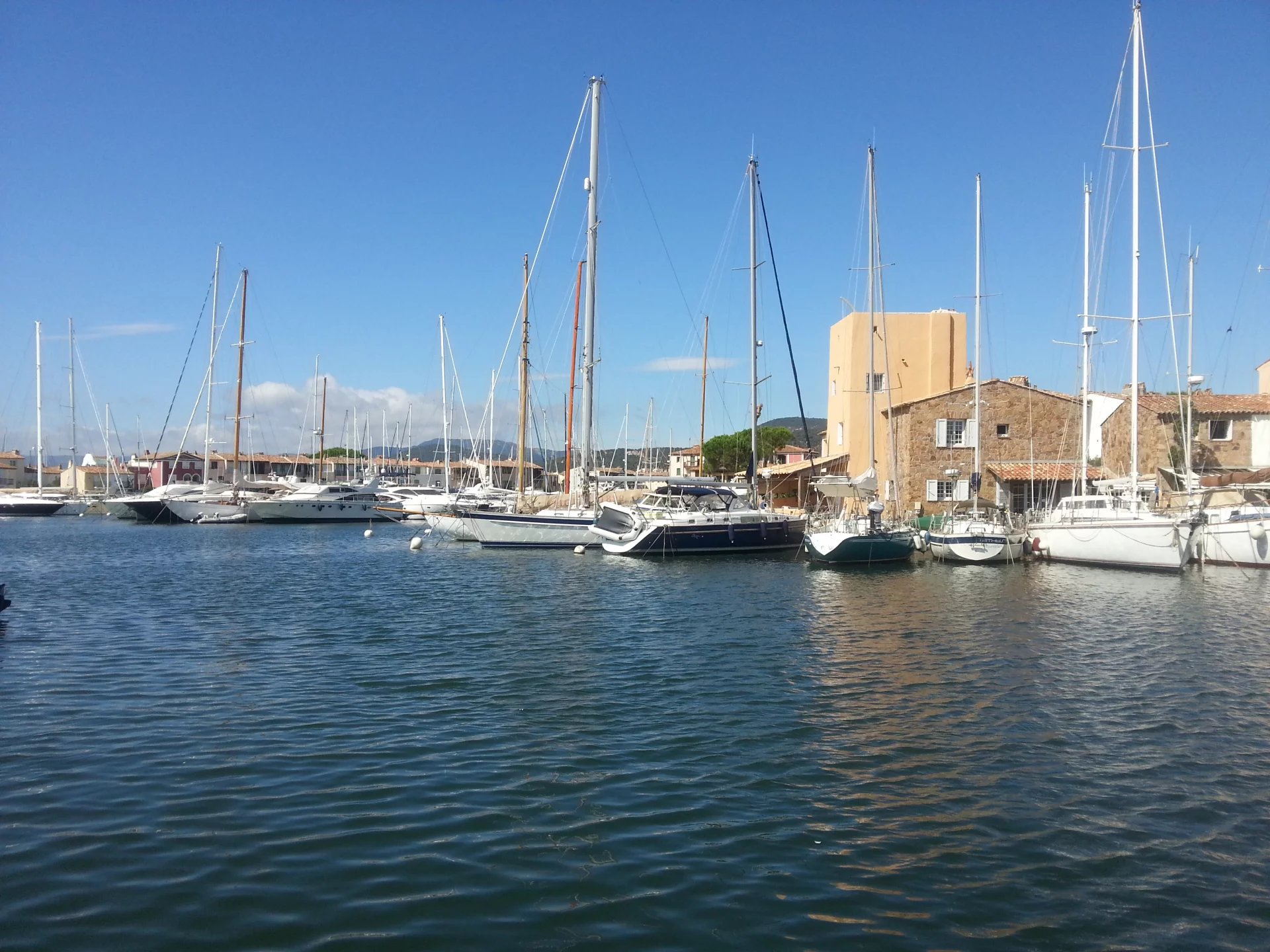 MAISONS JUMELEES avec PONTON- PORT GRIMAUD - GOLFE DE ST TROPEZ