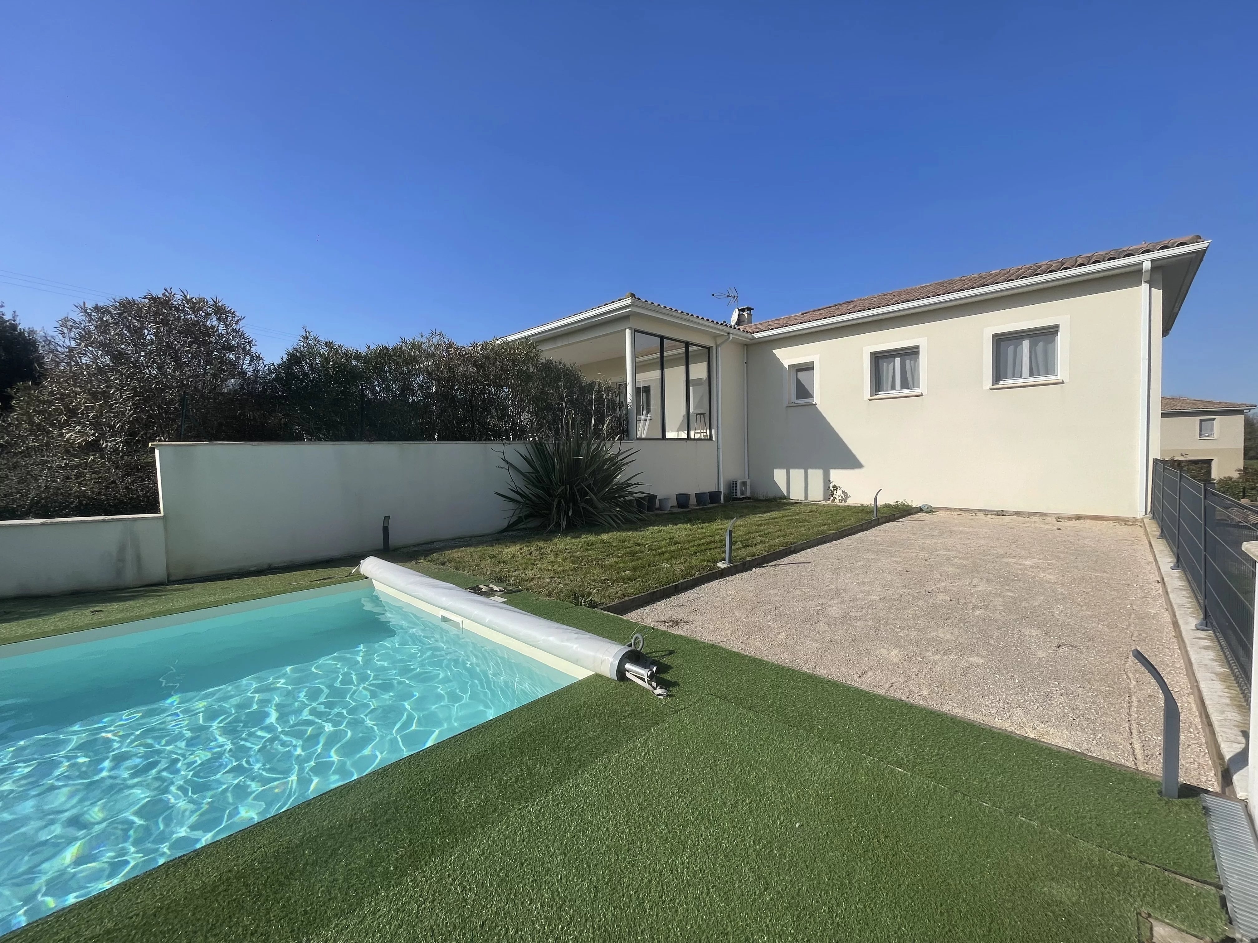 Maison moderne avec piscine à Biran