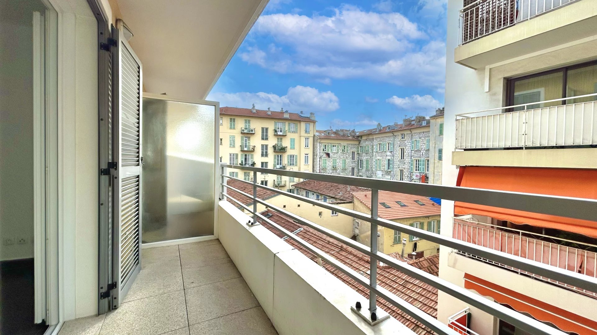 STUDIO – NICE LE PORT – GRAND BALCON – CALME