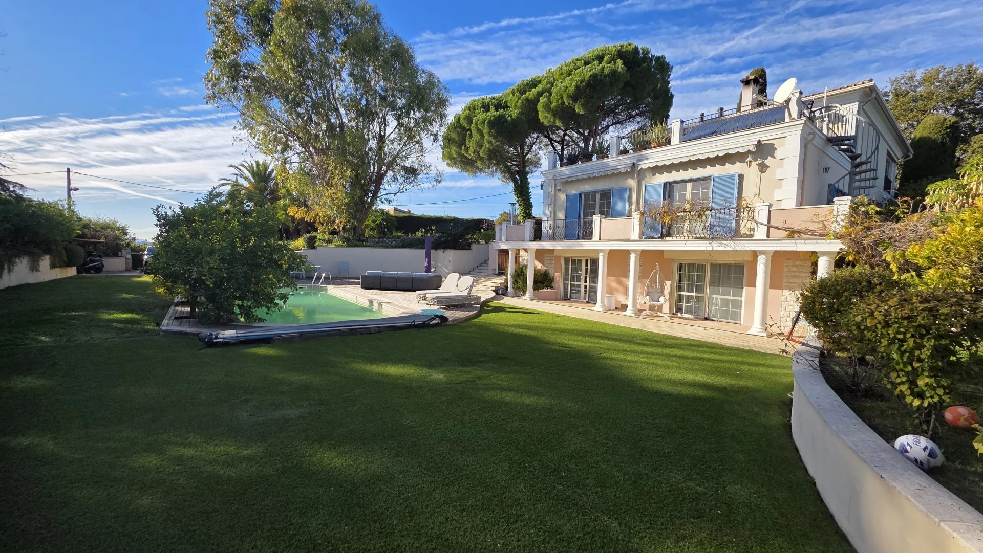 Элегантная частная резиденция с бассейном