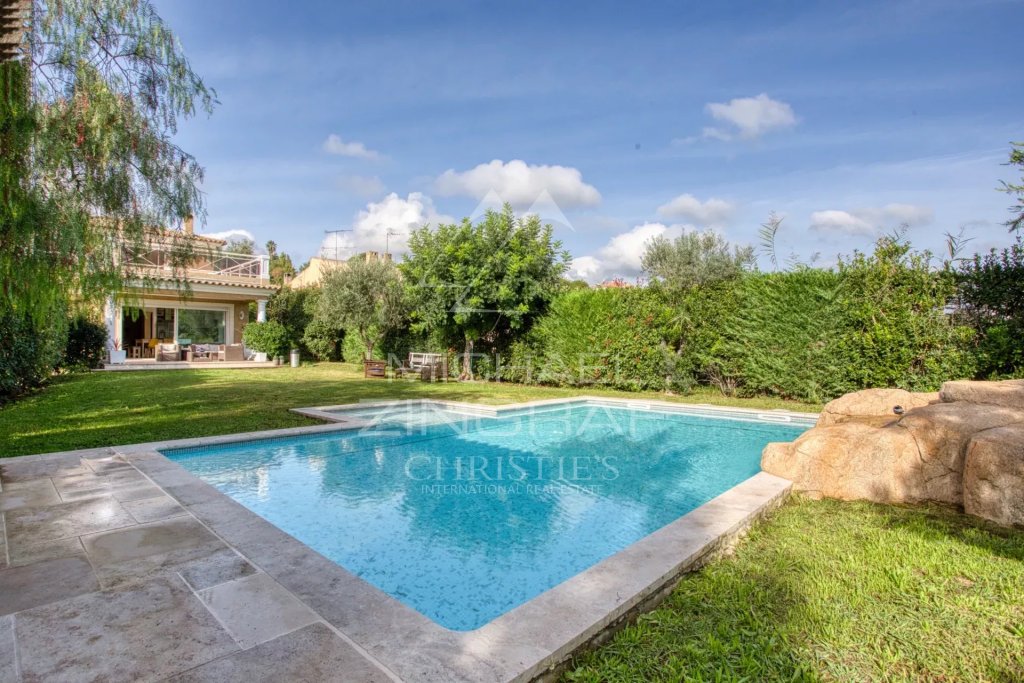 Villa for sale in Antibes — Antibes Théâtre Anthéa - Beautiful Villa with Pool