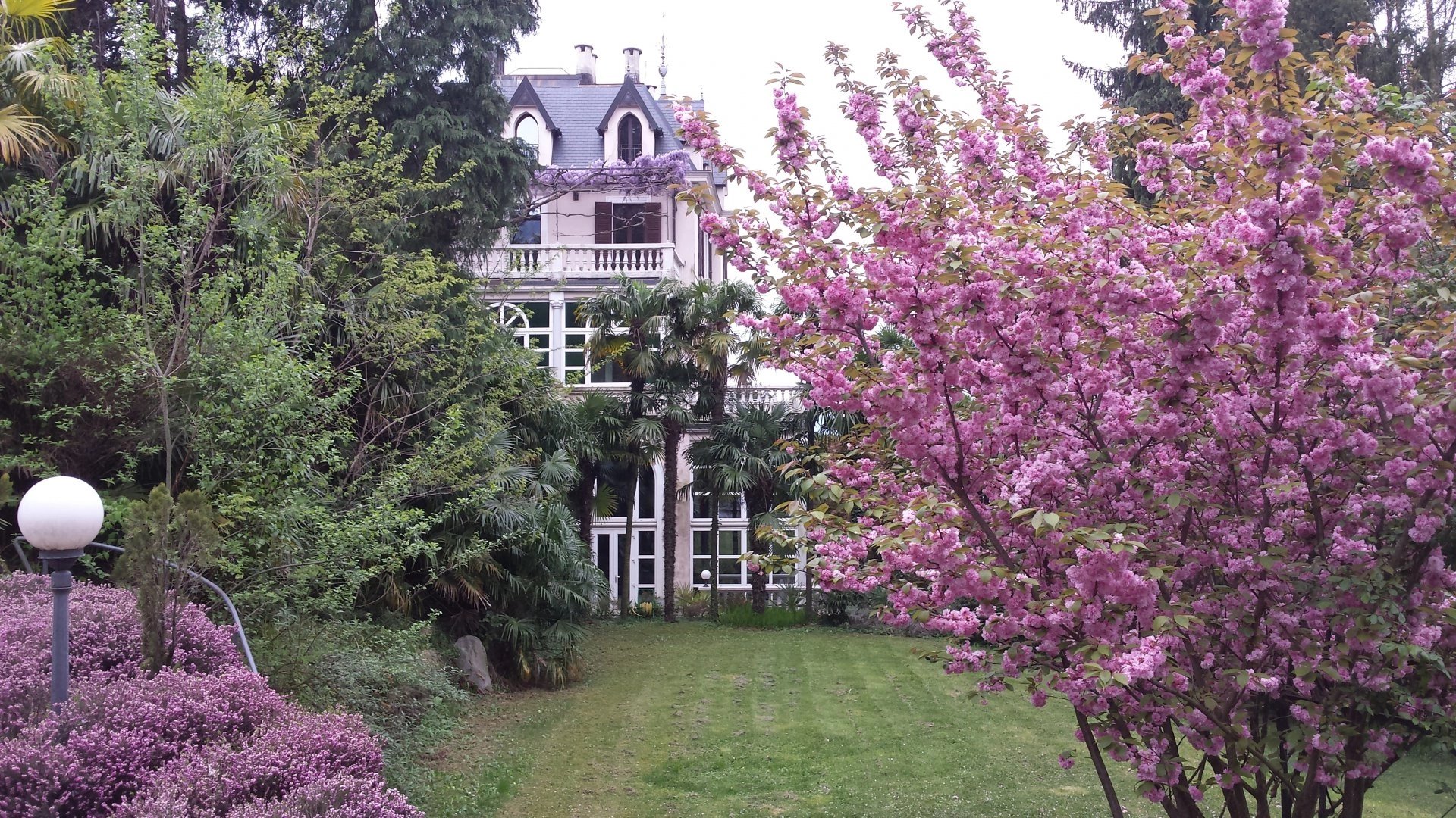 HHistorische Villa mit Nebengebäude, Park und Swimmingpool in Luino am Lago Maggiore zu verkaufenistorische Villa zum Verkauf in Luino