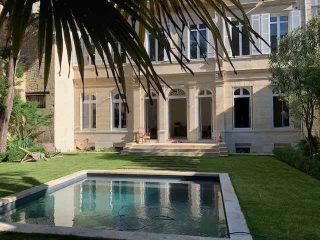 Un magnifique rez-de-jardin avec piscine proche de la Place des Quinconces