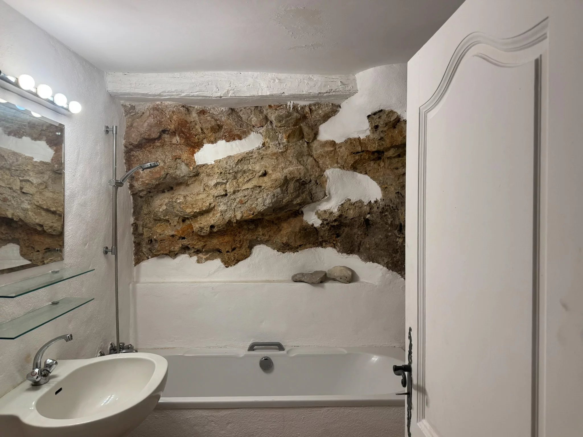 Charmante maison de village vue mer panoramique à Chateauneuf -Grasse. Un véritable rêve!