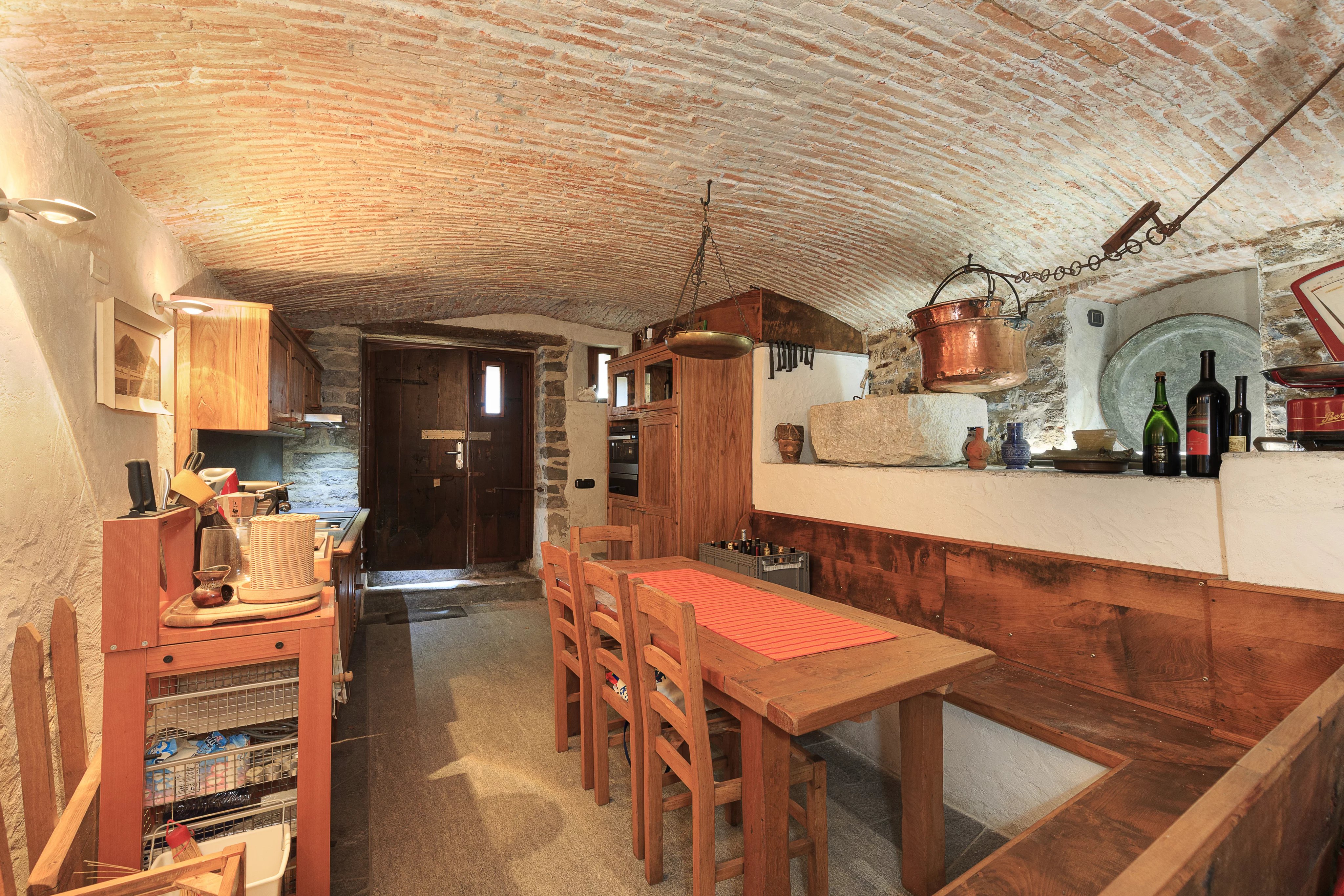 Rustic house in the historic center of Brienno - picture 28