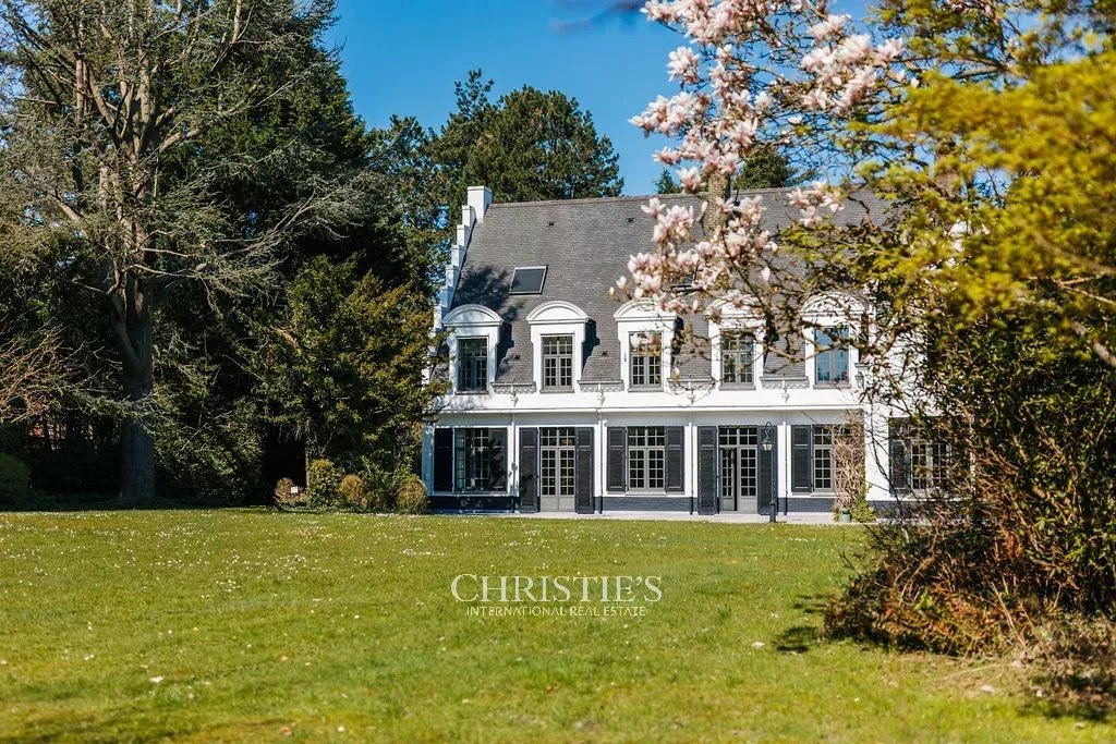 Manoirwijk – Charmante villa op een achterliggend perceel van 55 are