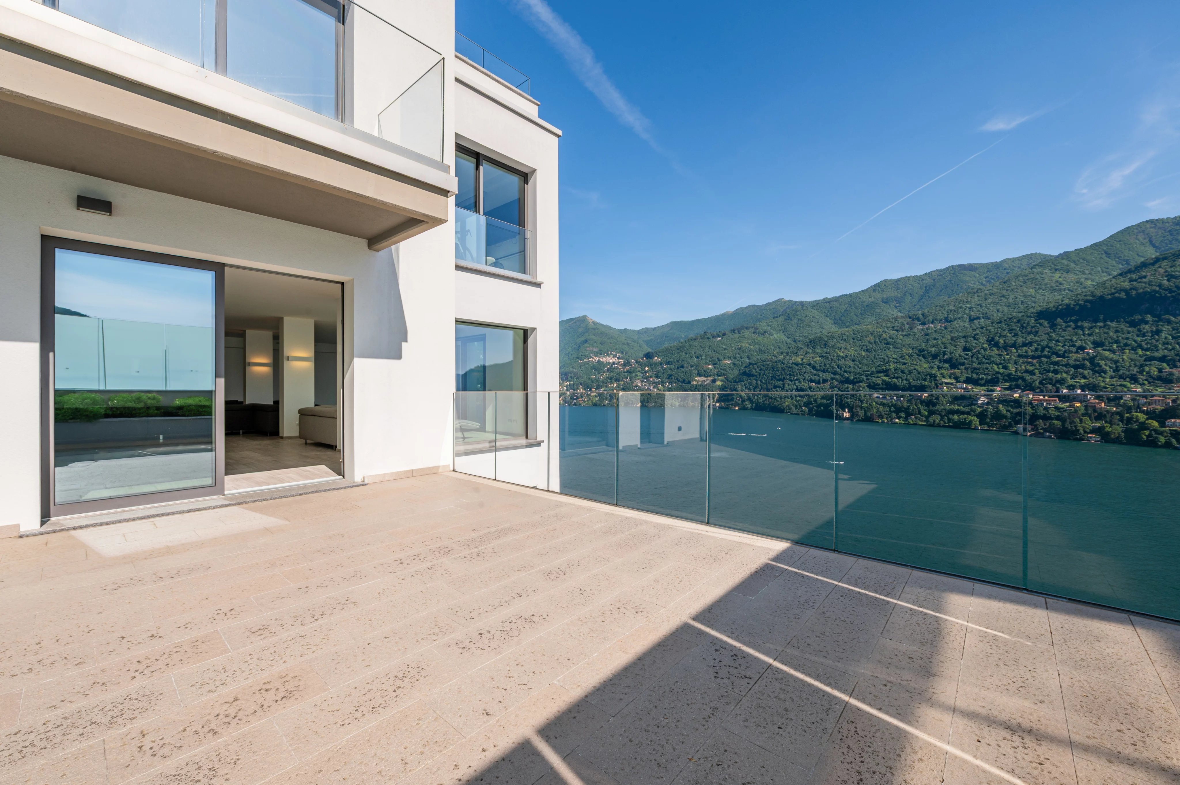 EXCLUSIVE MODERN APARTMENT IN LAKE COMO, MOLTRASIO - CARATE URIO AREA