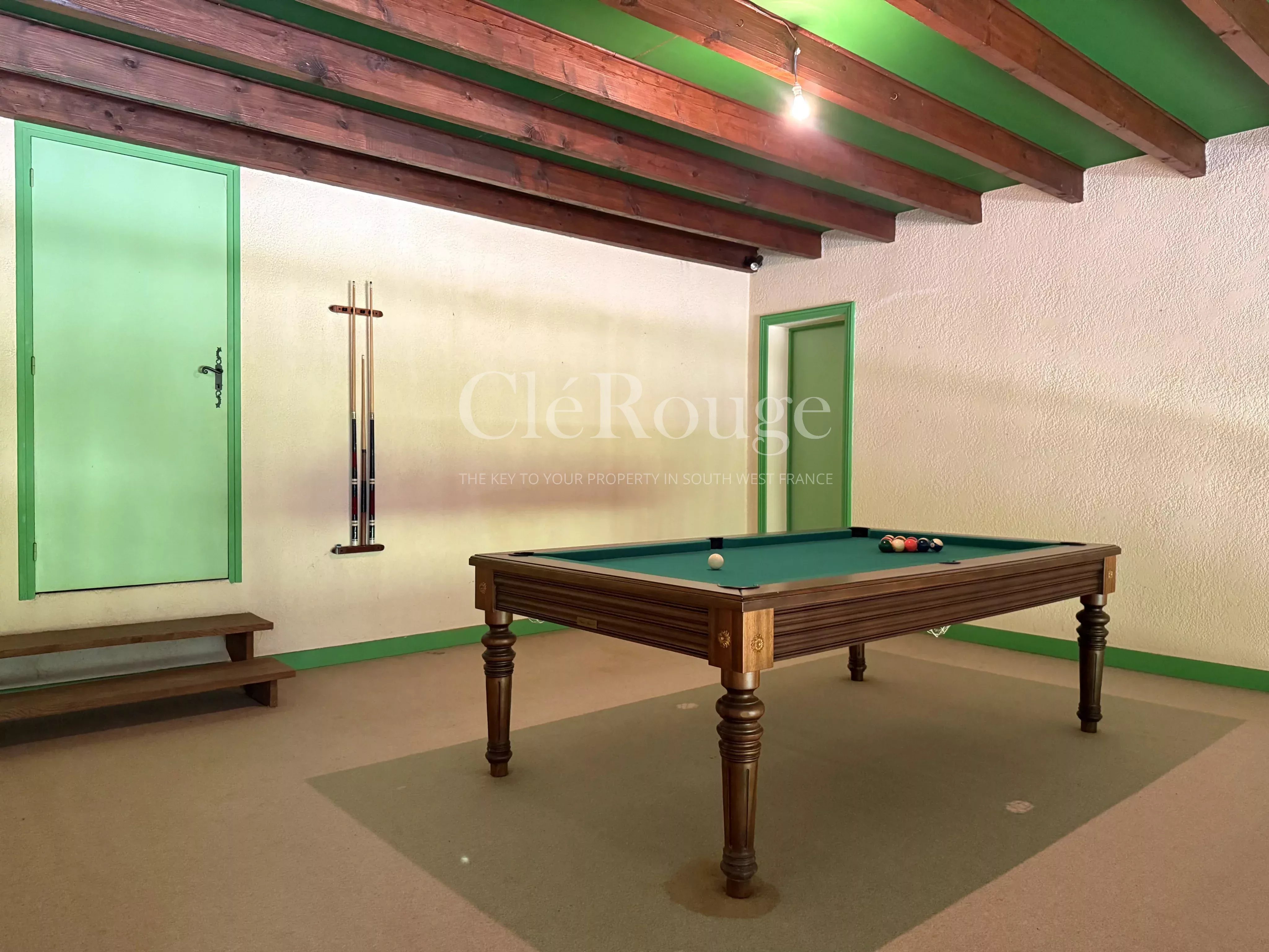 Close to Duras - Characterful and spacious property with swimming pool and stunning views