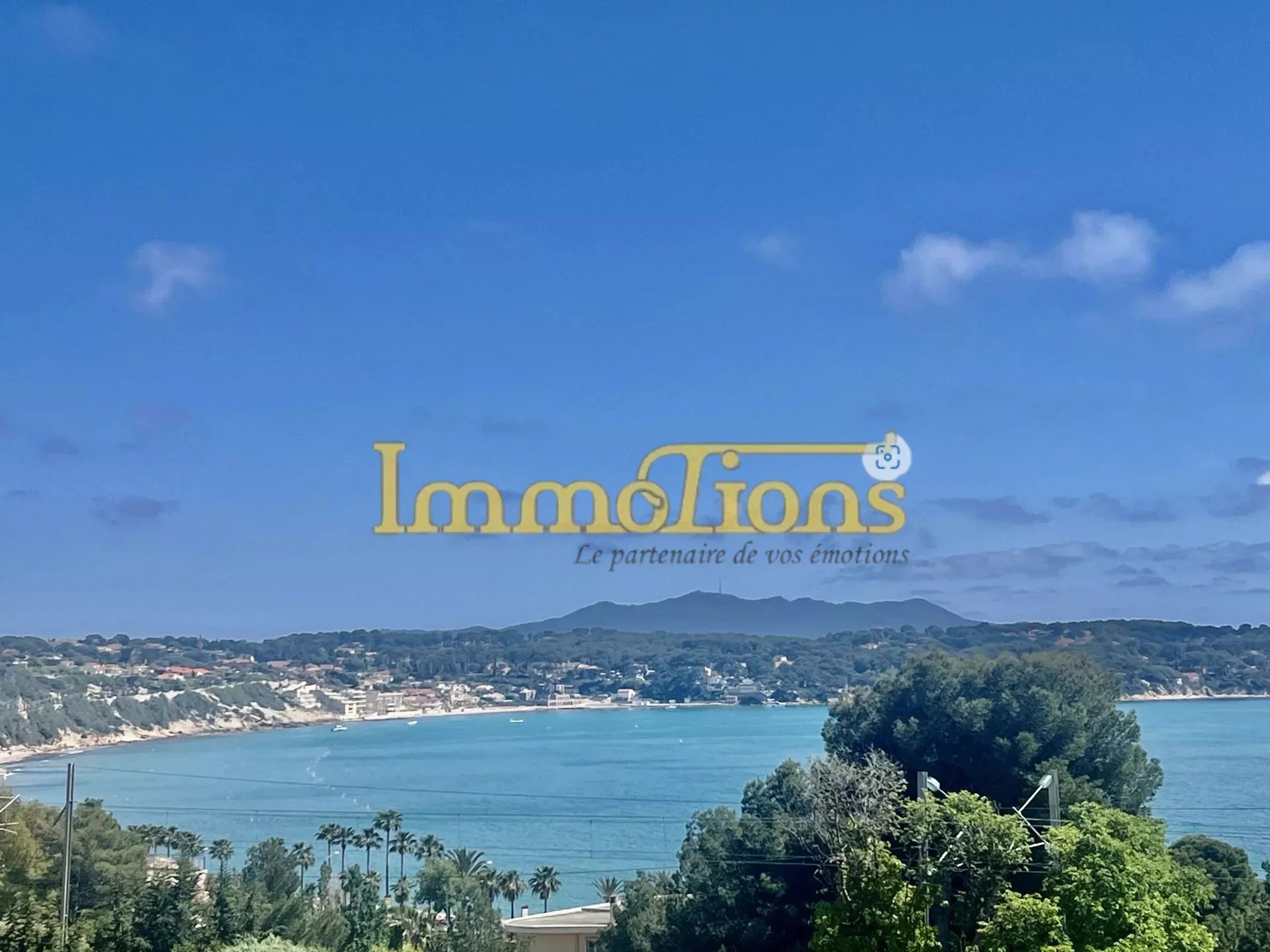 BANDOL - PEPITE VUE MER PANORAMIQUE -  PLAGE A 150 M - 46 m2 avec balcon - place de stationnement