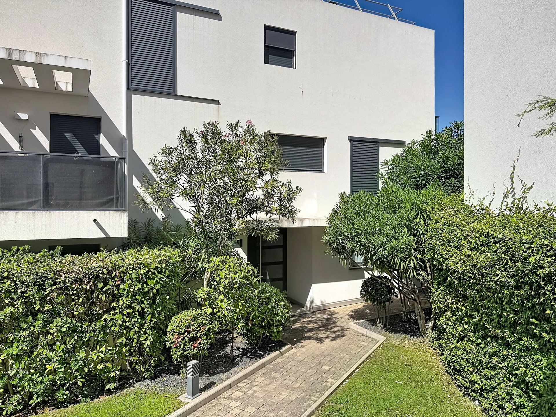 Nice Ouest-Corniche Fleurie- studio meublé-cave-parking-calme