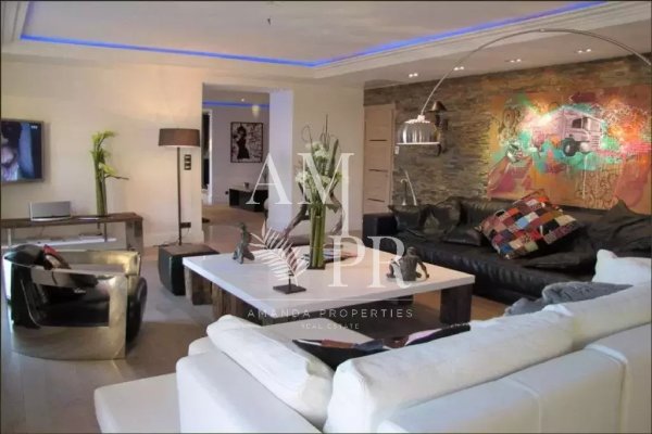 Luxury Villa Le Cannet | 6-Bed Stone Estate with Sea Views — photo 5