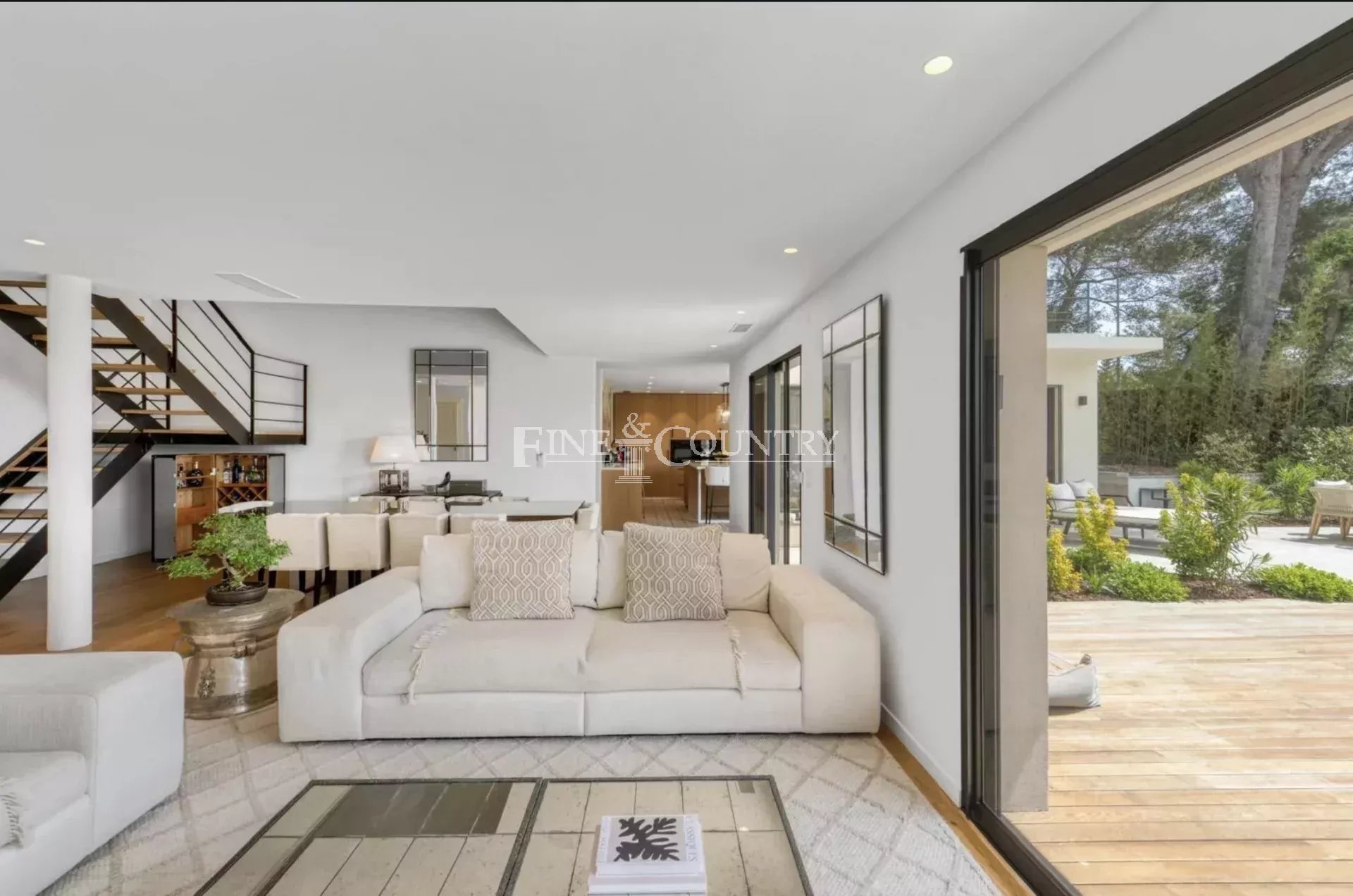 Photo of Villa for sale in Le Cannet  with sea view