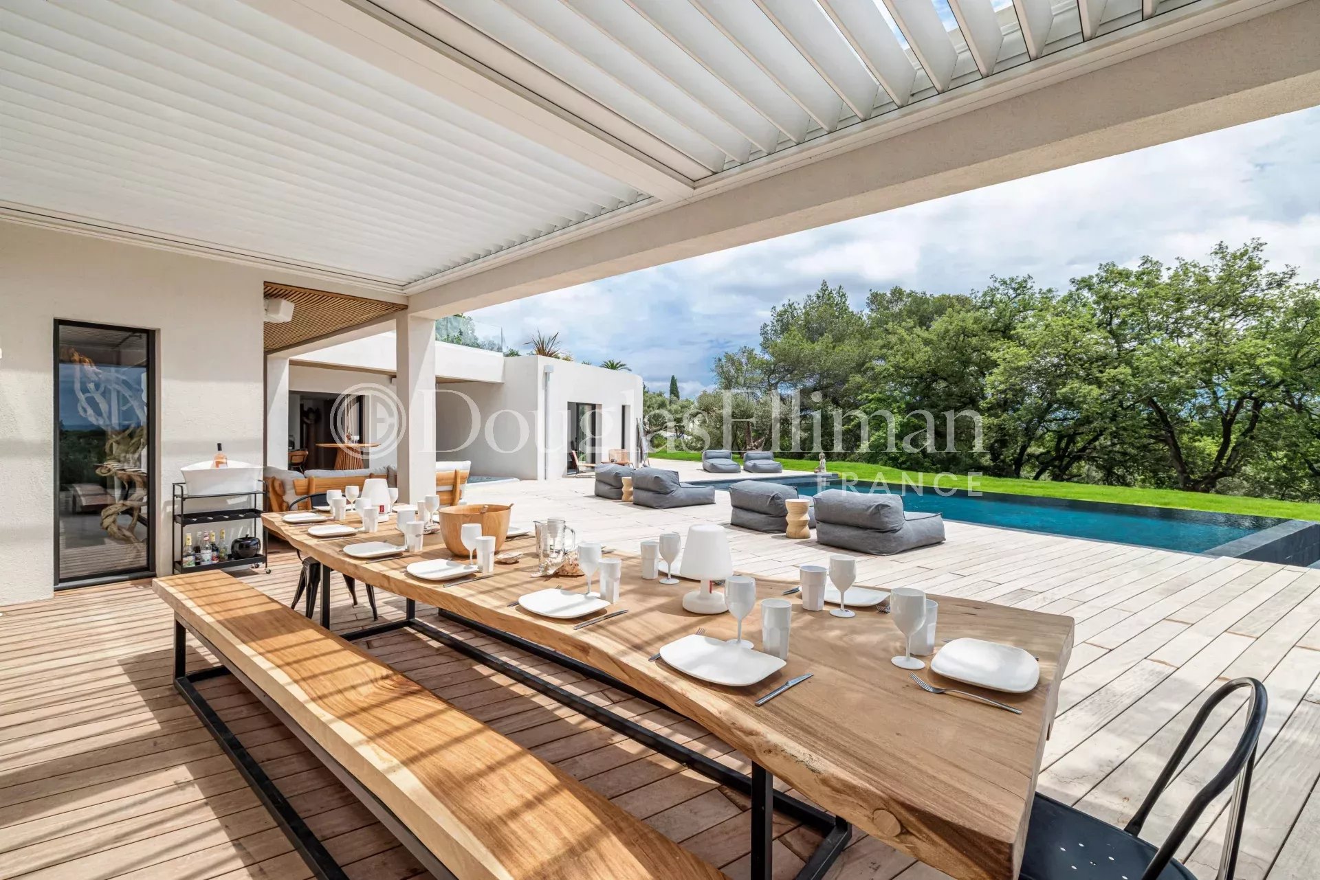 OPIO – Exceptional contemporary villa in a private estate - Picture n°3