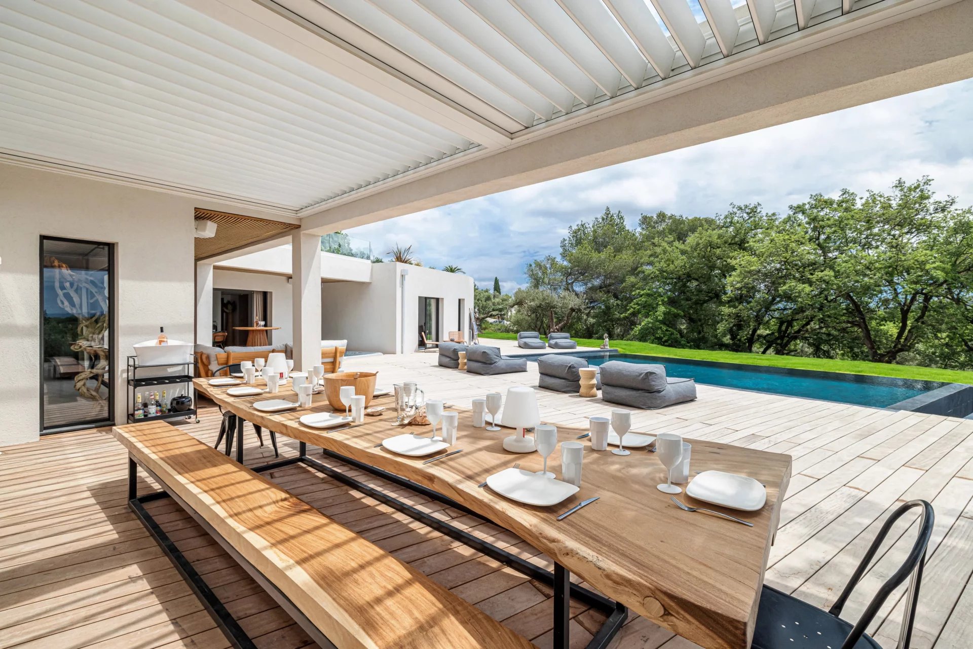 Contemporary villa in a private estate