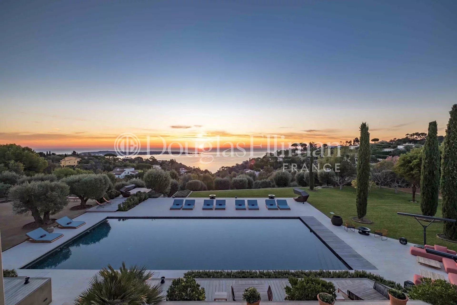 SUPER CANNES – A superb villa with swimming pool and sea view - Picture n°2