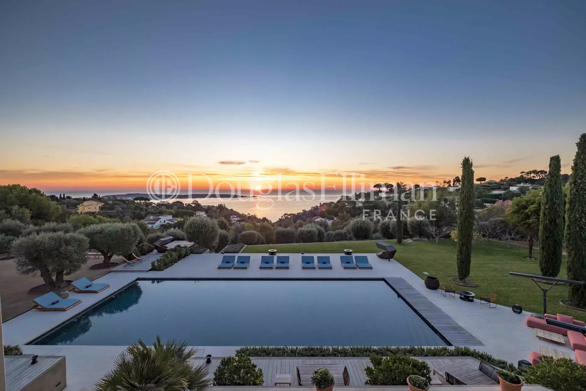 SUPER-CANNES – Superbe villa avec piscine et vue mer - Image nᵒ2