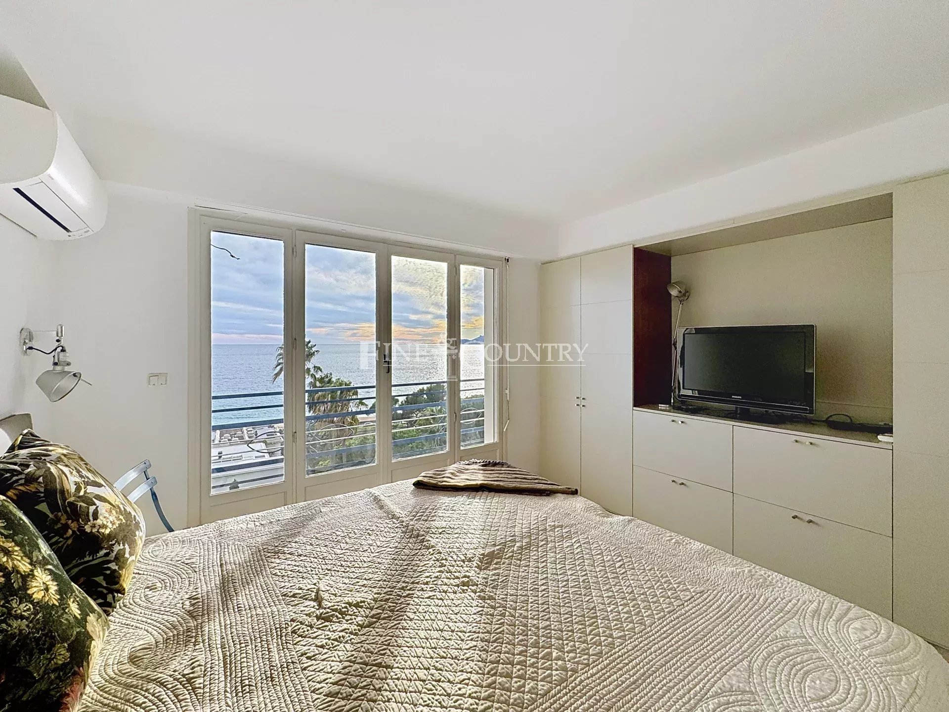 Photo of Apartment for sale in Cannes Croix des Gardes with panoramic sea view