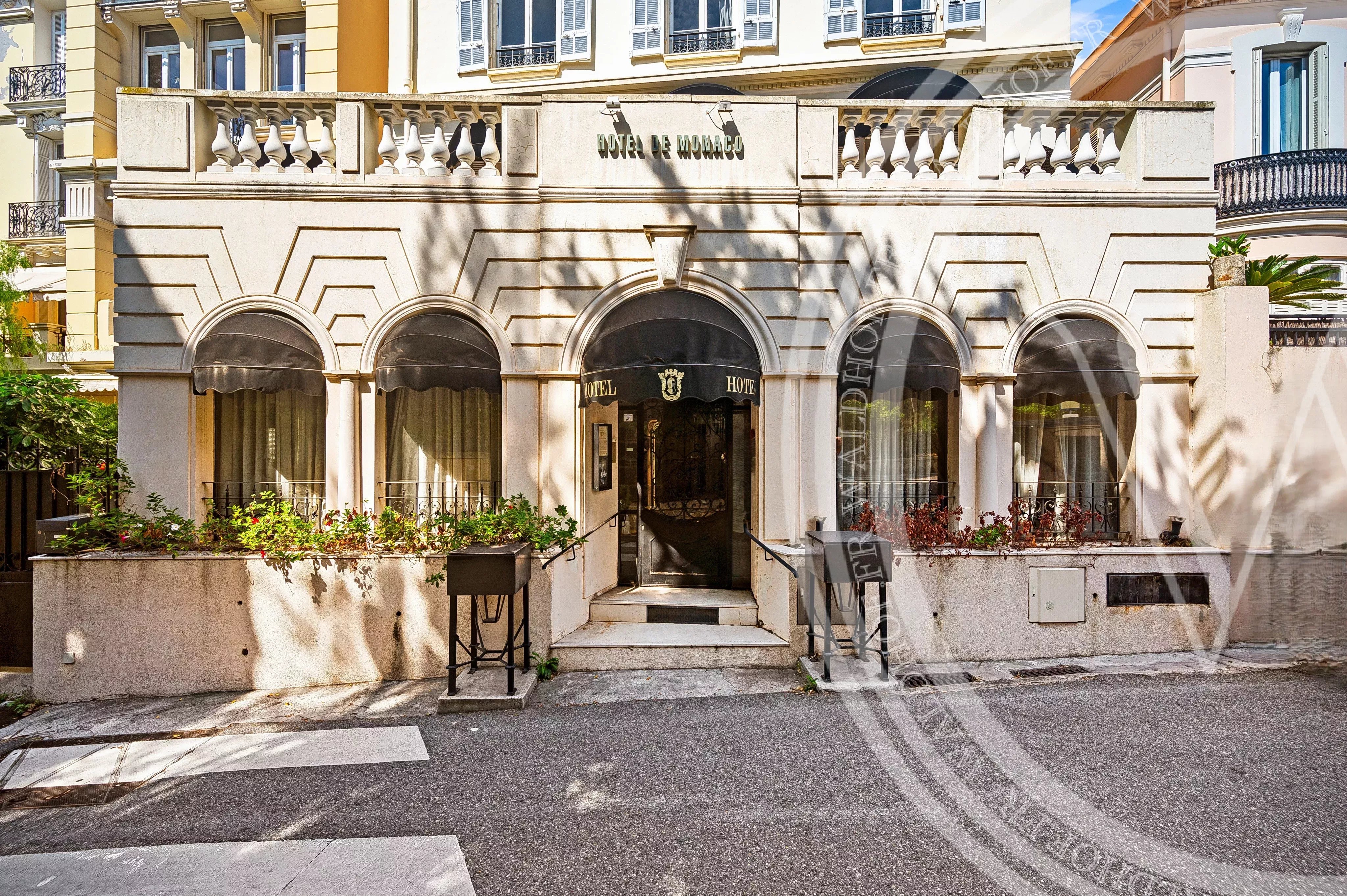 Chef-d'œuvre de la Belle-Époque à Cap-d'Ail - Hôtel avec 14 chambres, vue sur la mer et potentiel rare