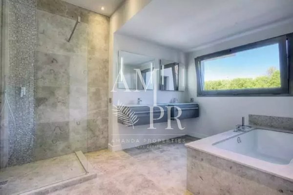Luxury Designer Villa in Cannes with 180° Sea Views for Sale — photo 6