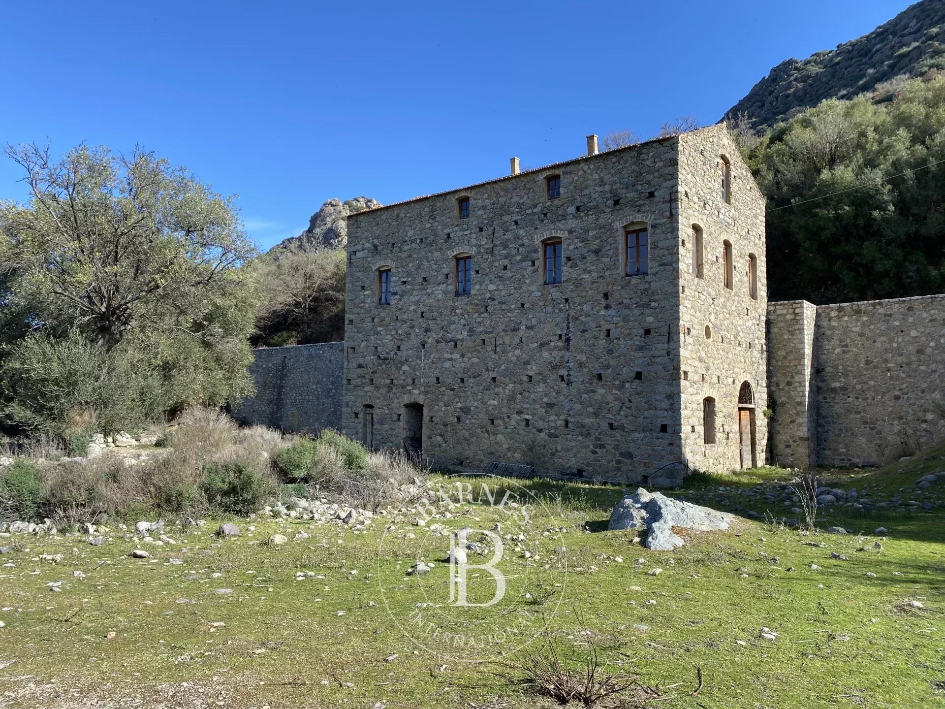 Near Ile Rousse, old mill to rehabilitate, near beach